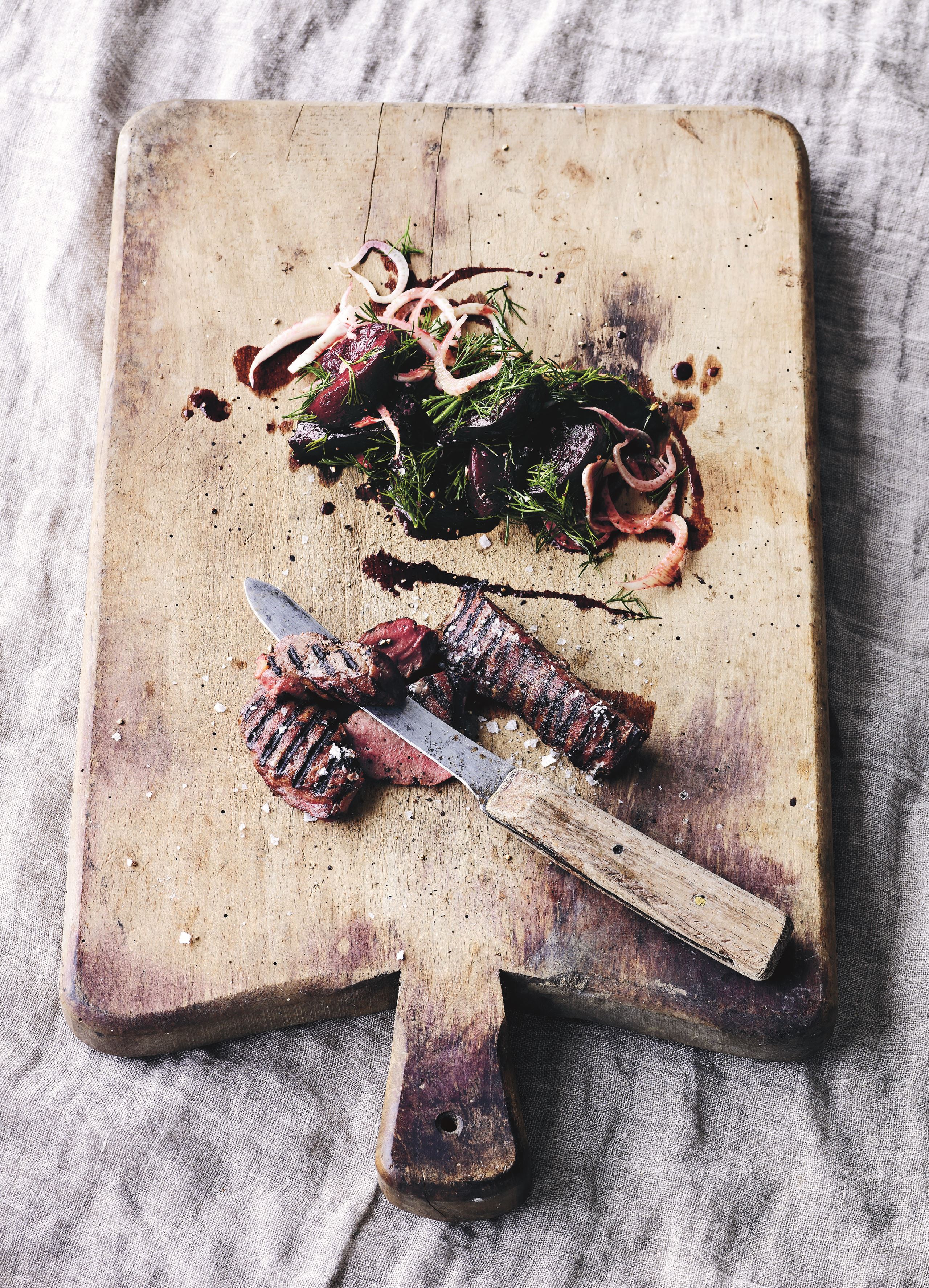 Grillet lever med rødbeder i perberrod og dild