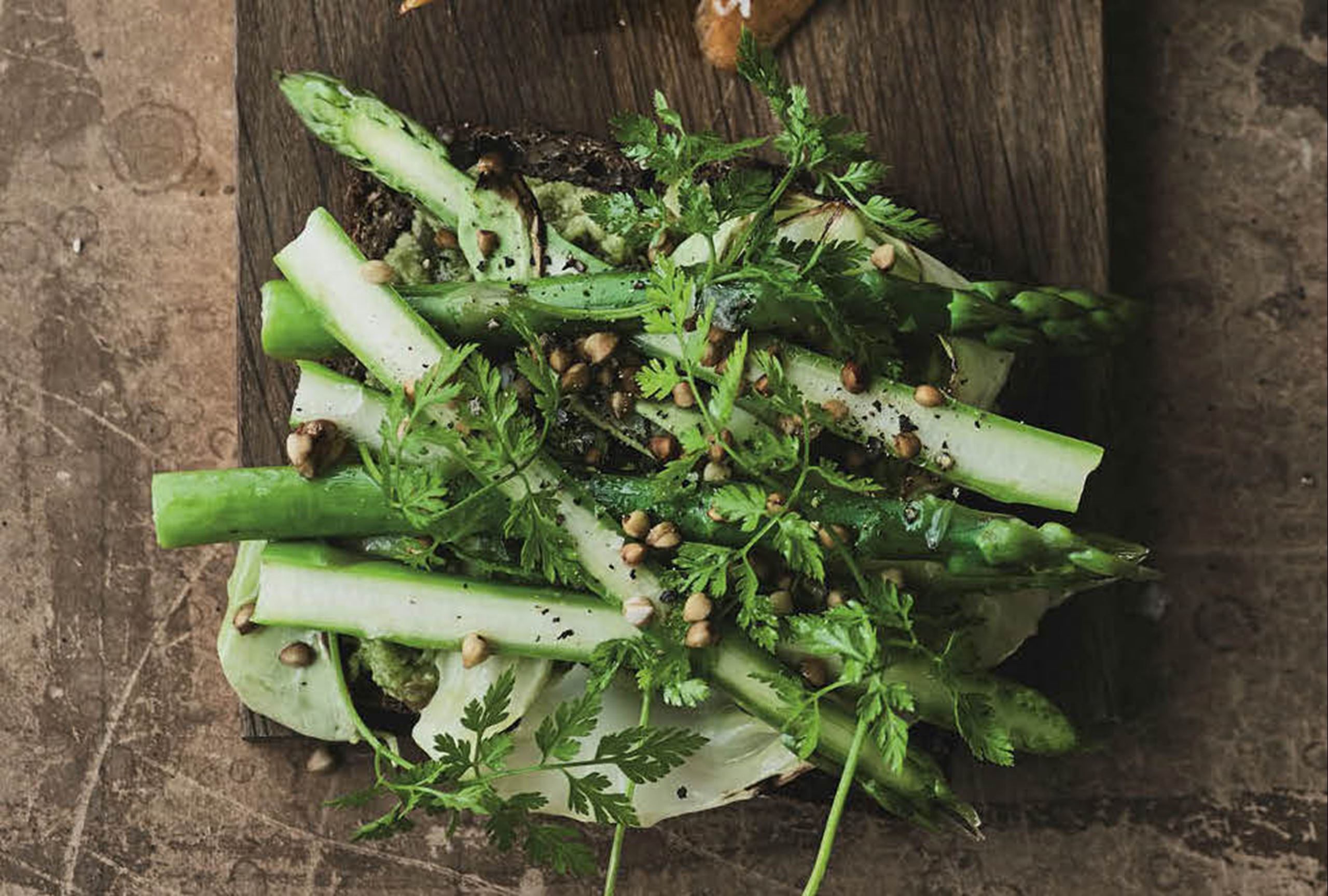 Smørrebrød med asparges og spidskål