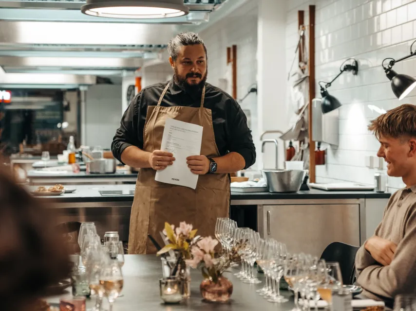 Billede af fællesmiddag i Meyers Madhus