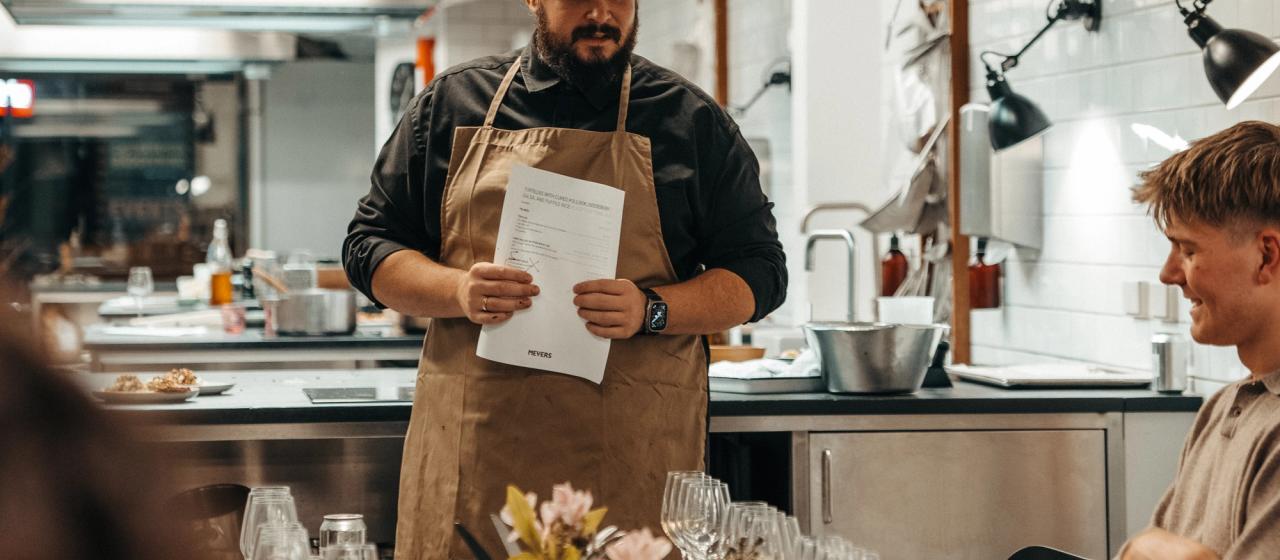 Billede af fællesmiddag i Meyers Madhus