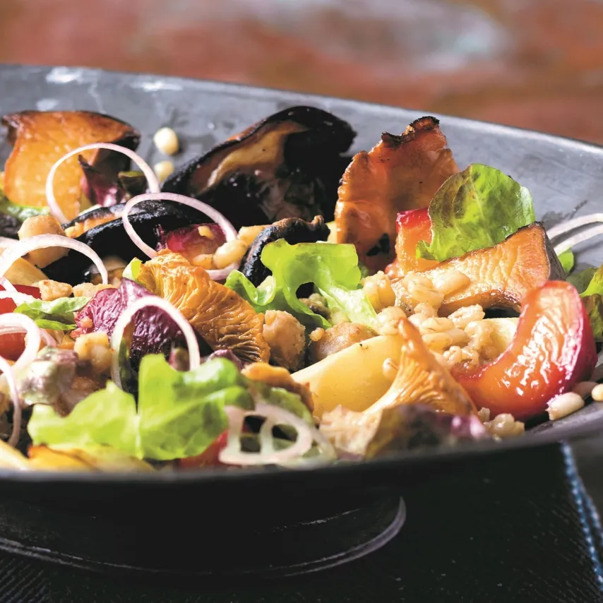 Efterårssalat med bagte blommer og kastanjer