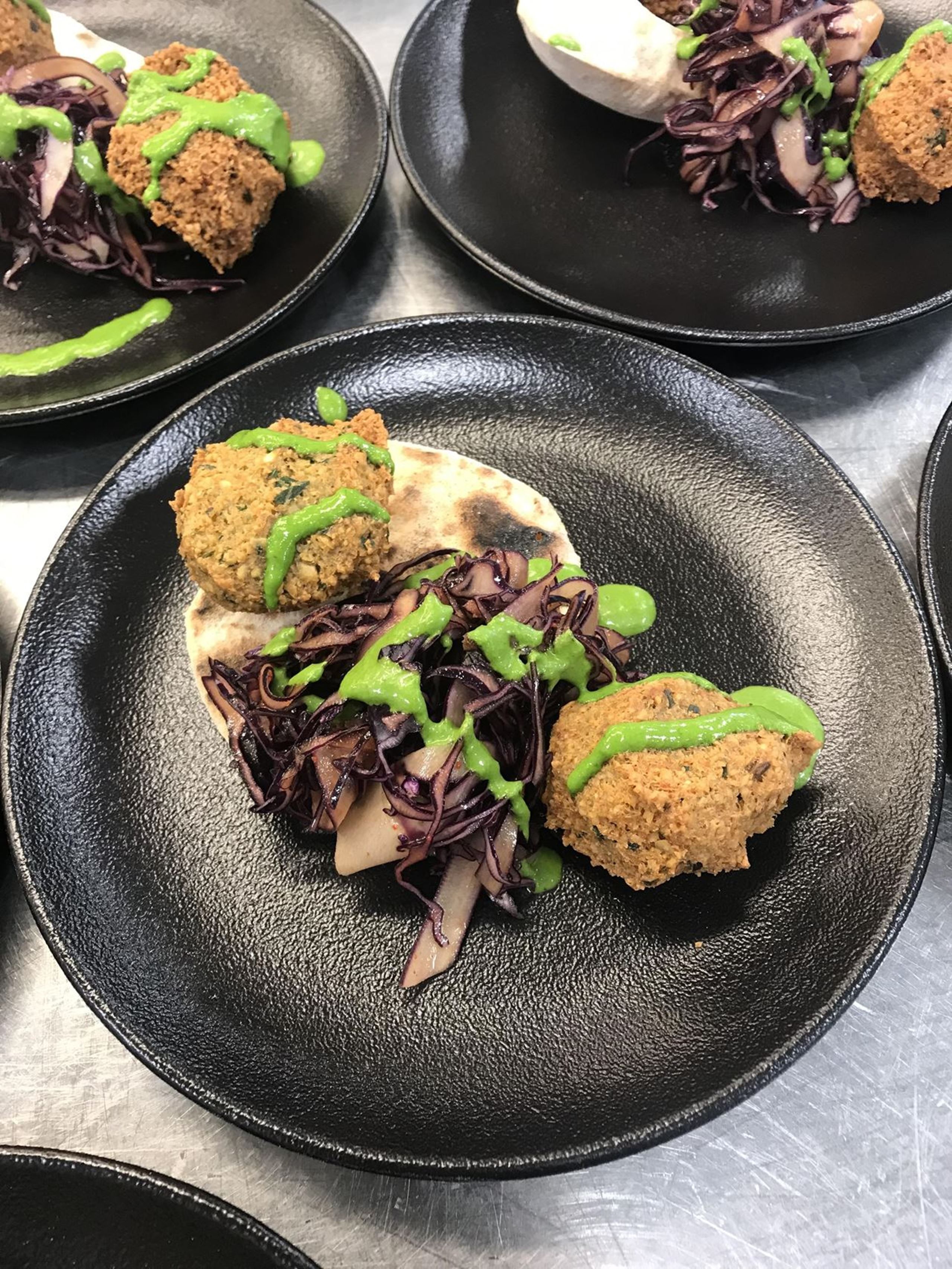 Falafel på grillet brød