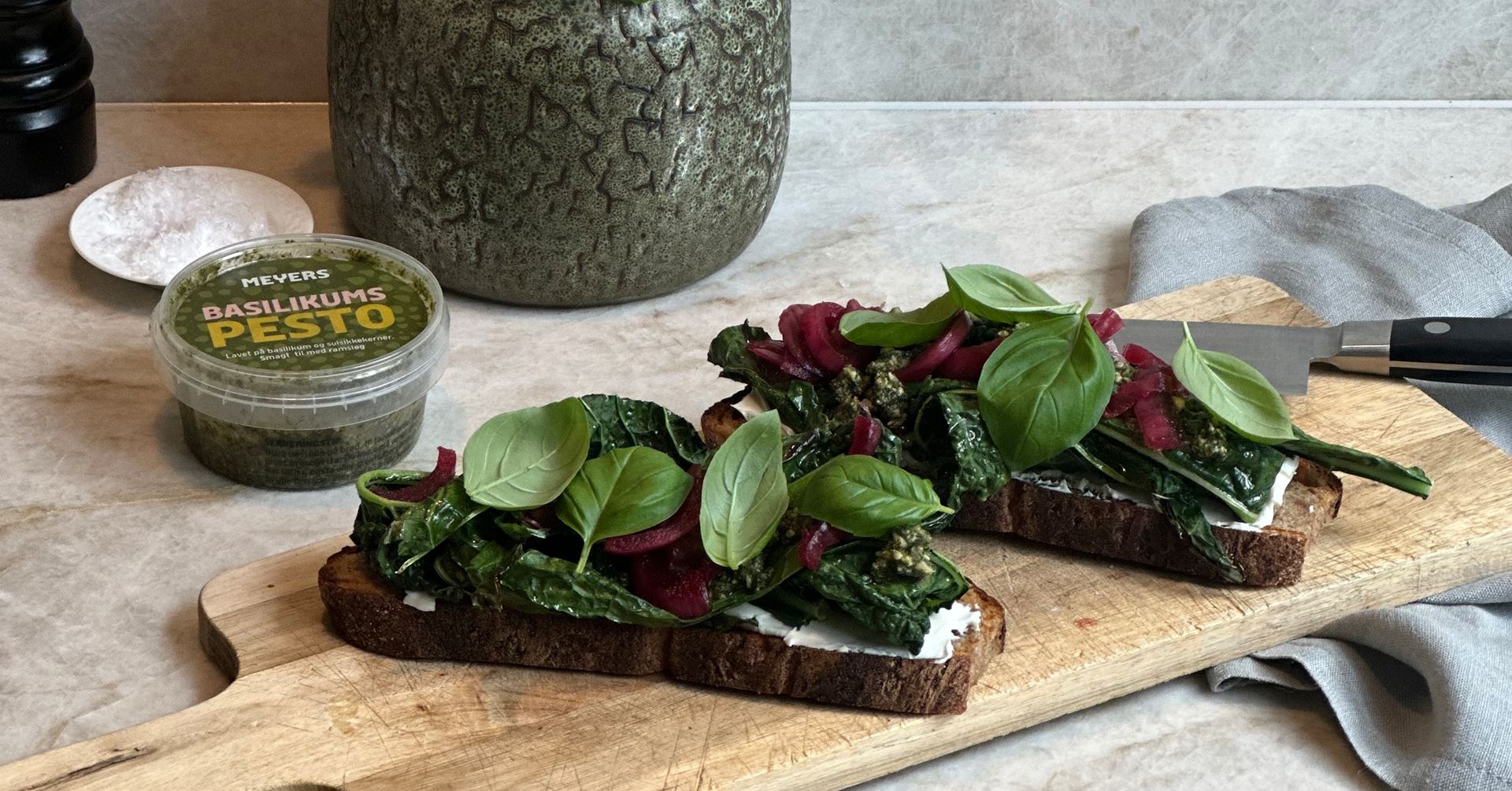 Bruschetta med palmekål, pesto og syltede rødløg
