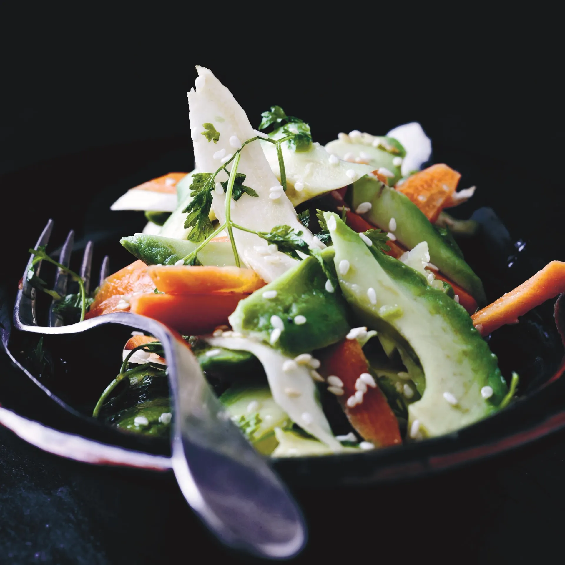 Rodfrugtråkost med avocado, sesam og lime