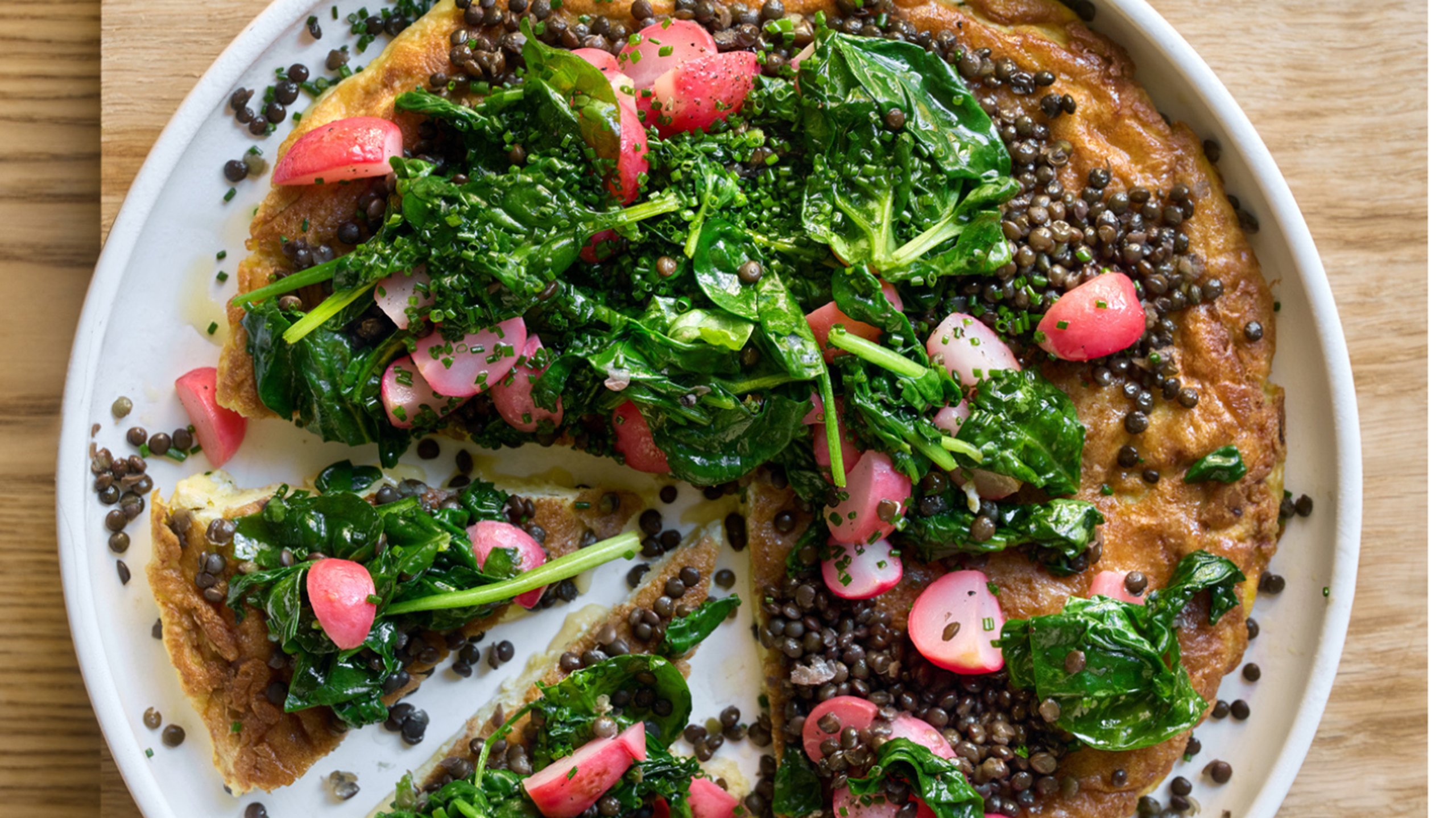 Æggekage med ost, spinat, linser og radiser