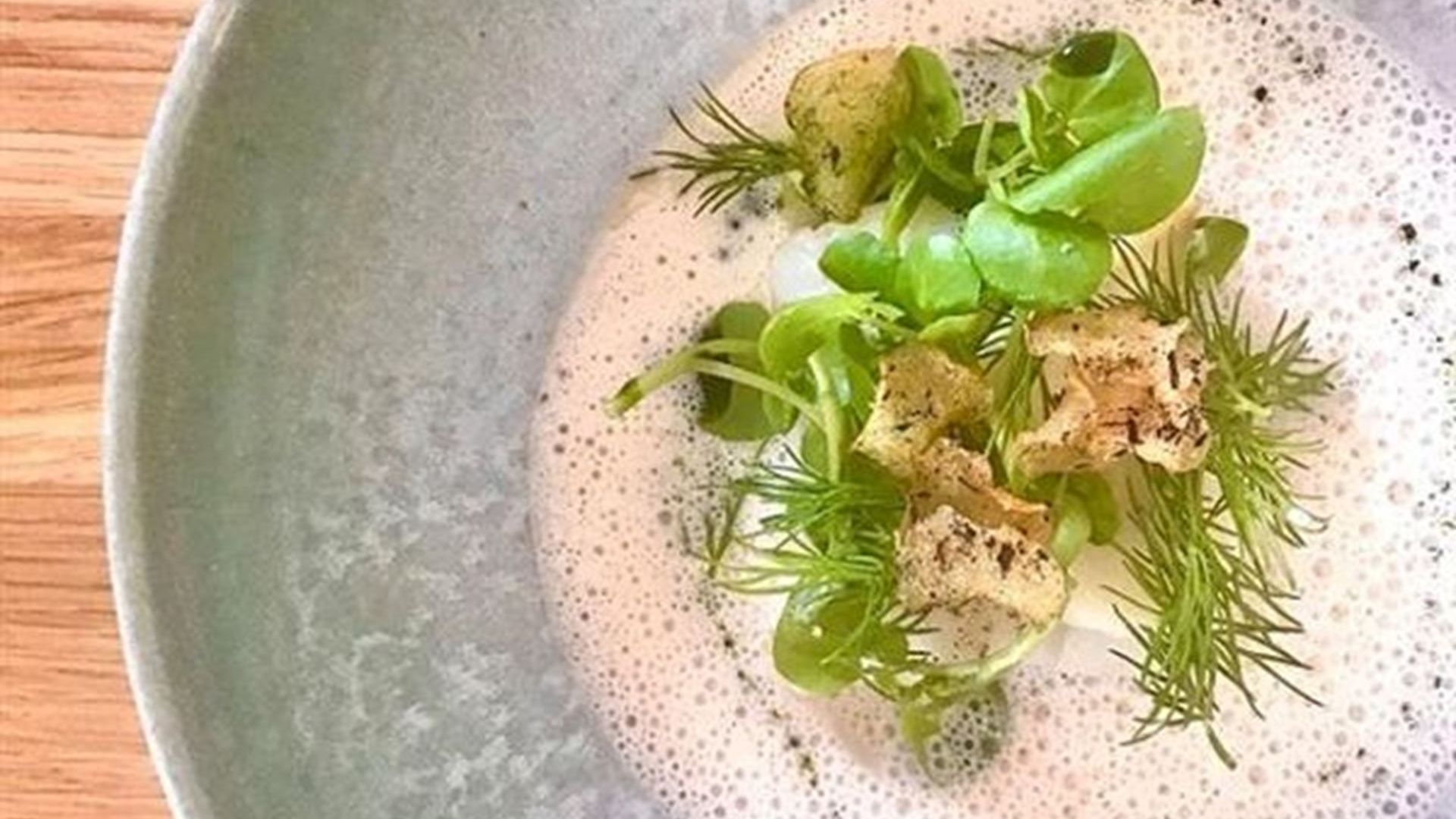 Bagt torsk med cremet muslingesuppe og hvide asparges