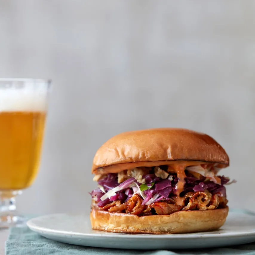 Andesandwich med chilimayo, hoisinsauce og lynsyltet vinterkål