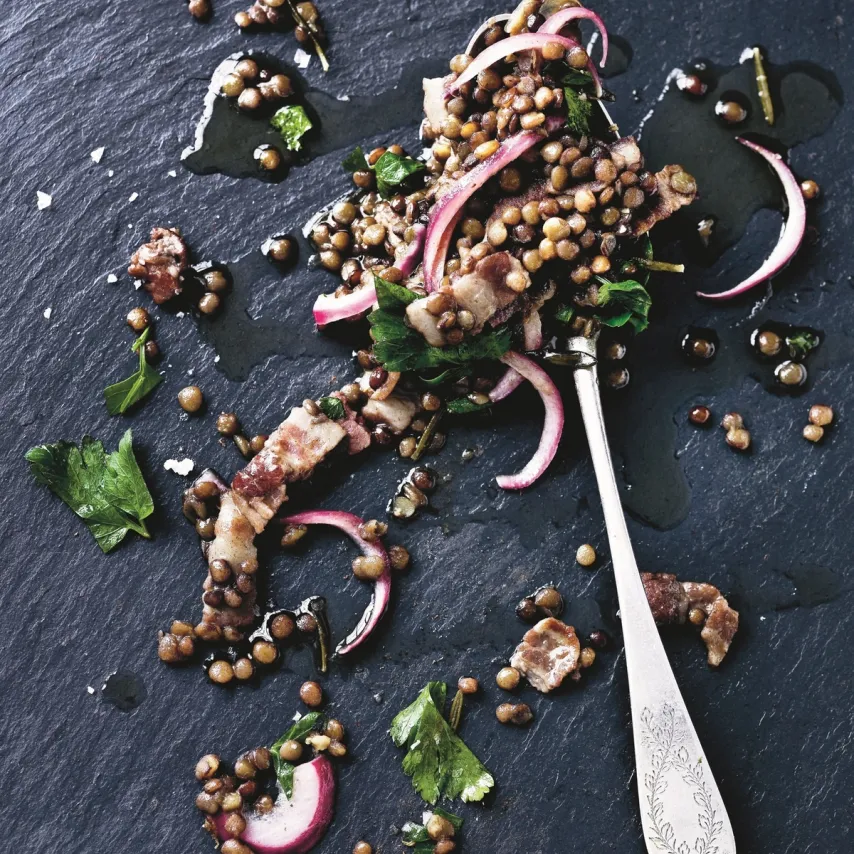 Lun linsegryde med bacon og syltede løg