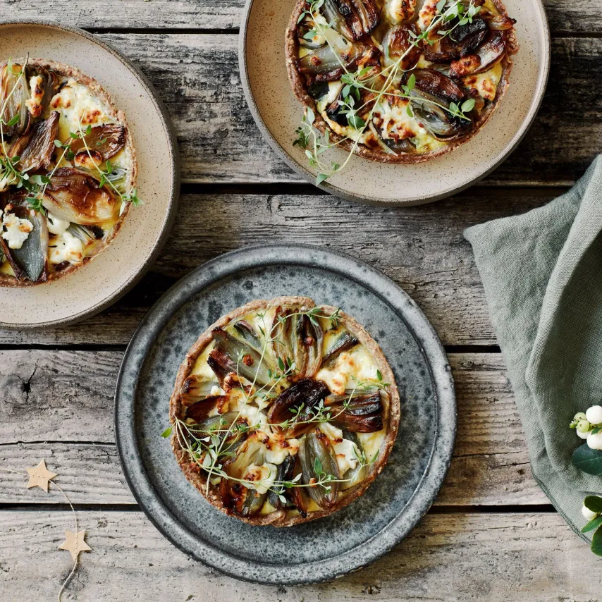 Tærte med skalotteløg og gedeost