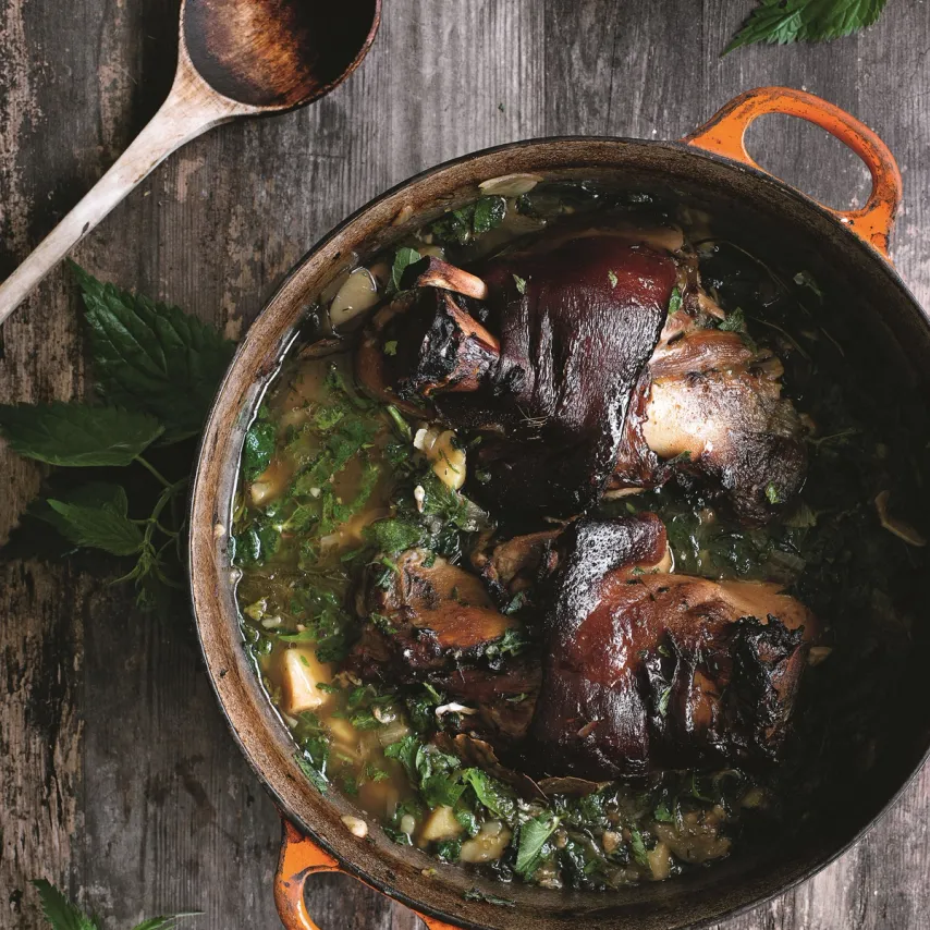 Svineskank med brændenælder, kartofler og ramsløgssalsa