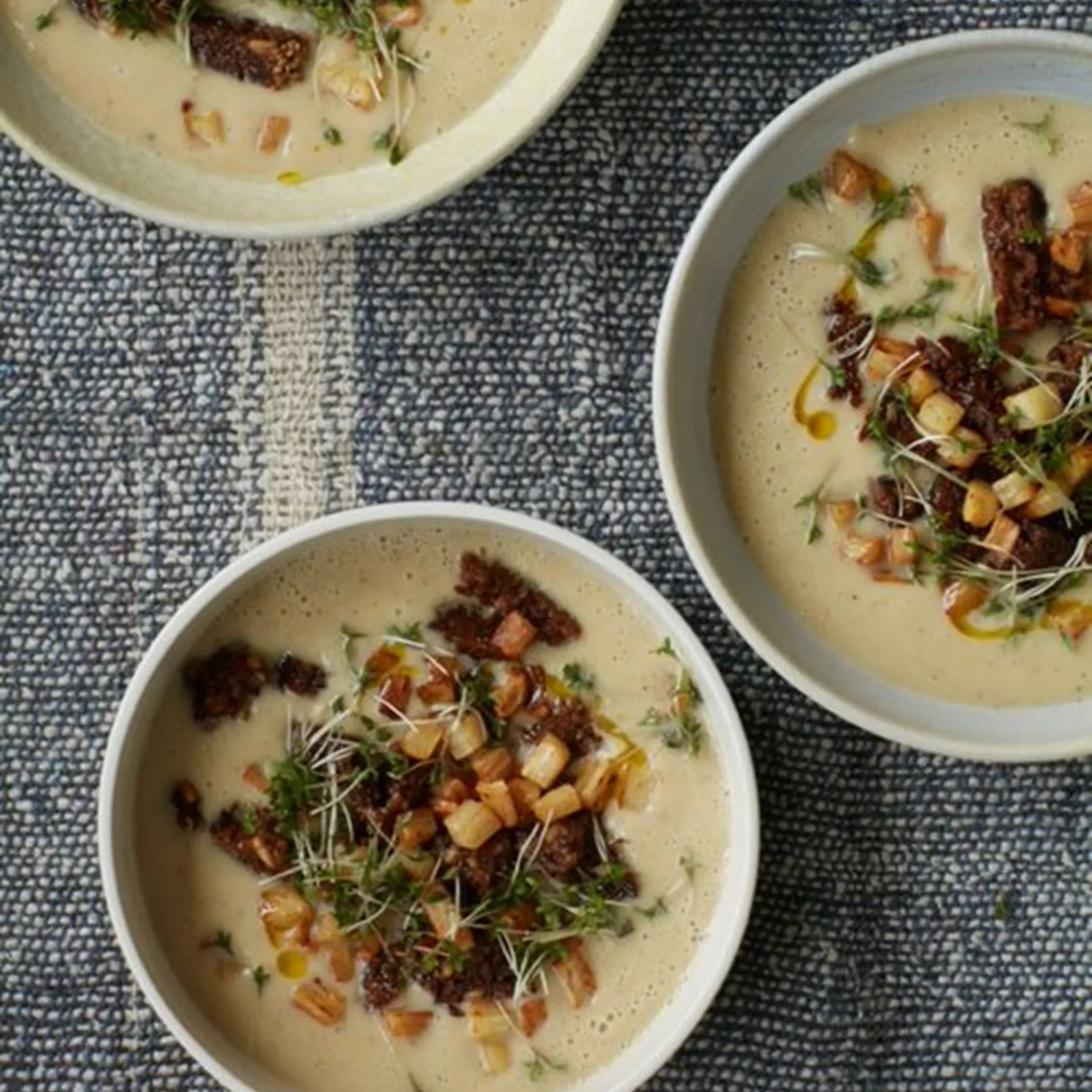Persillerodssuppe med gule ærter, enebær og æblecidereddike