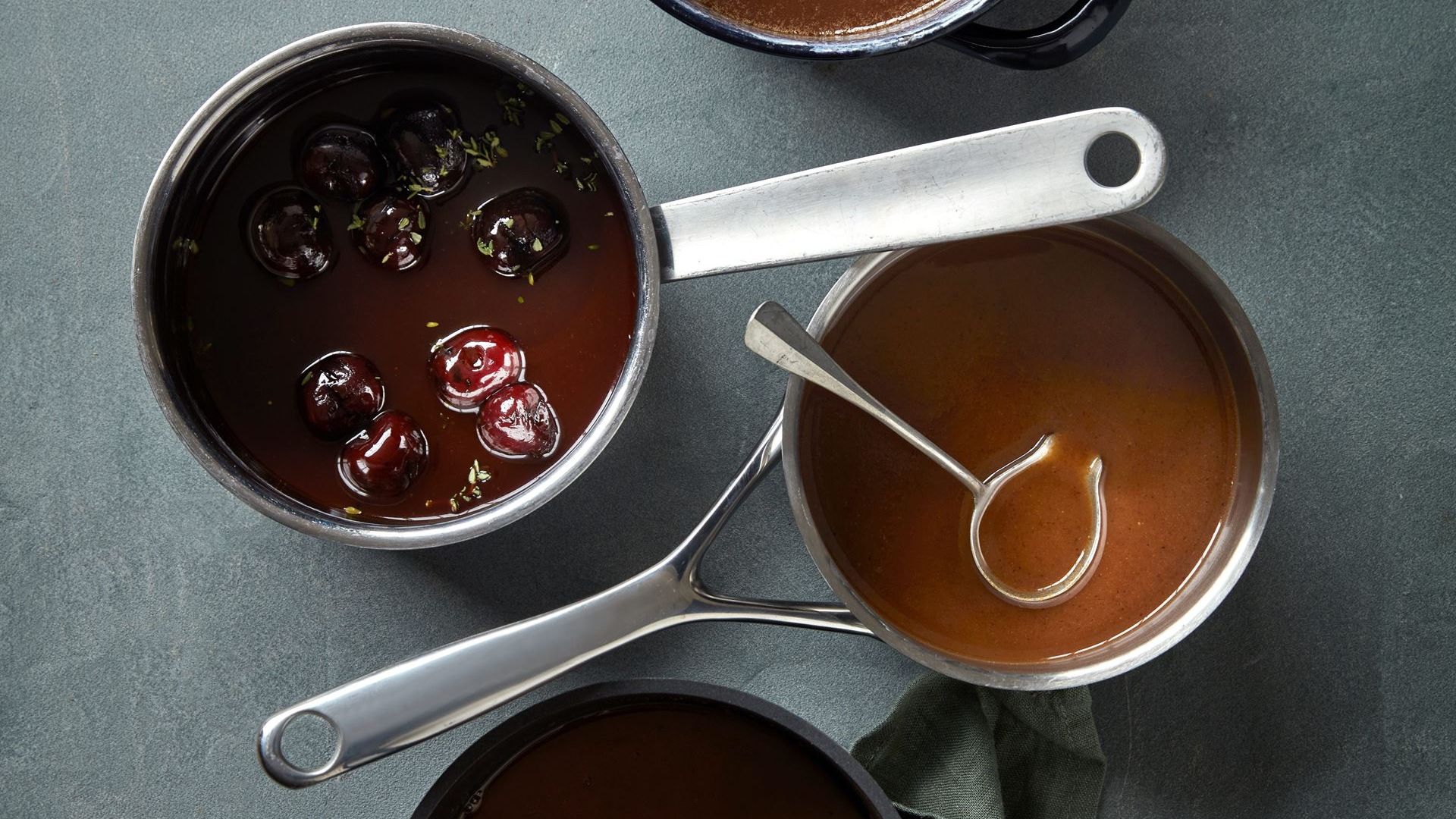 Brun sauce med ribsgele, rødvin og fløde