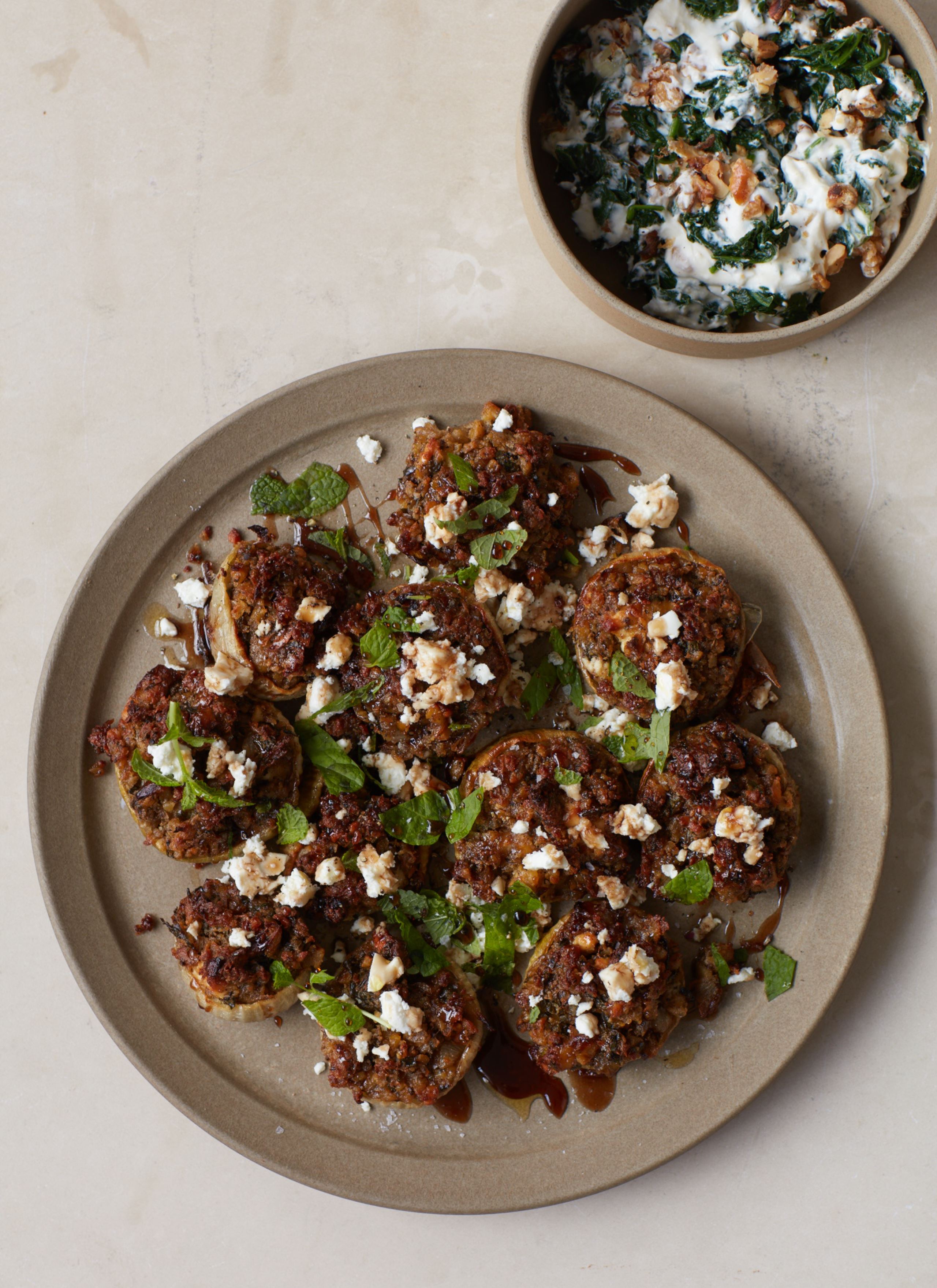 Fyldte løg med kikærter, feta og mynte