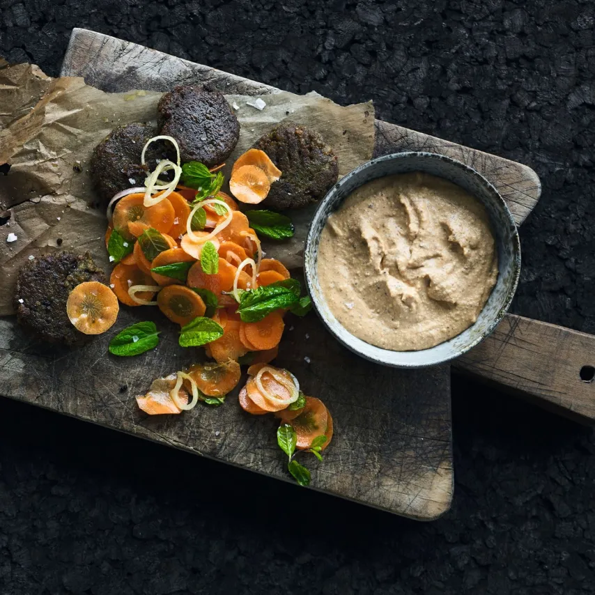 Svampefrikadeller med flækærtehummus