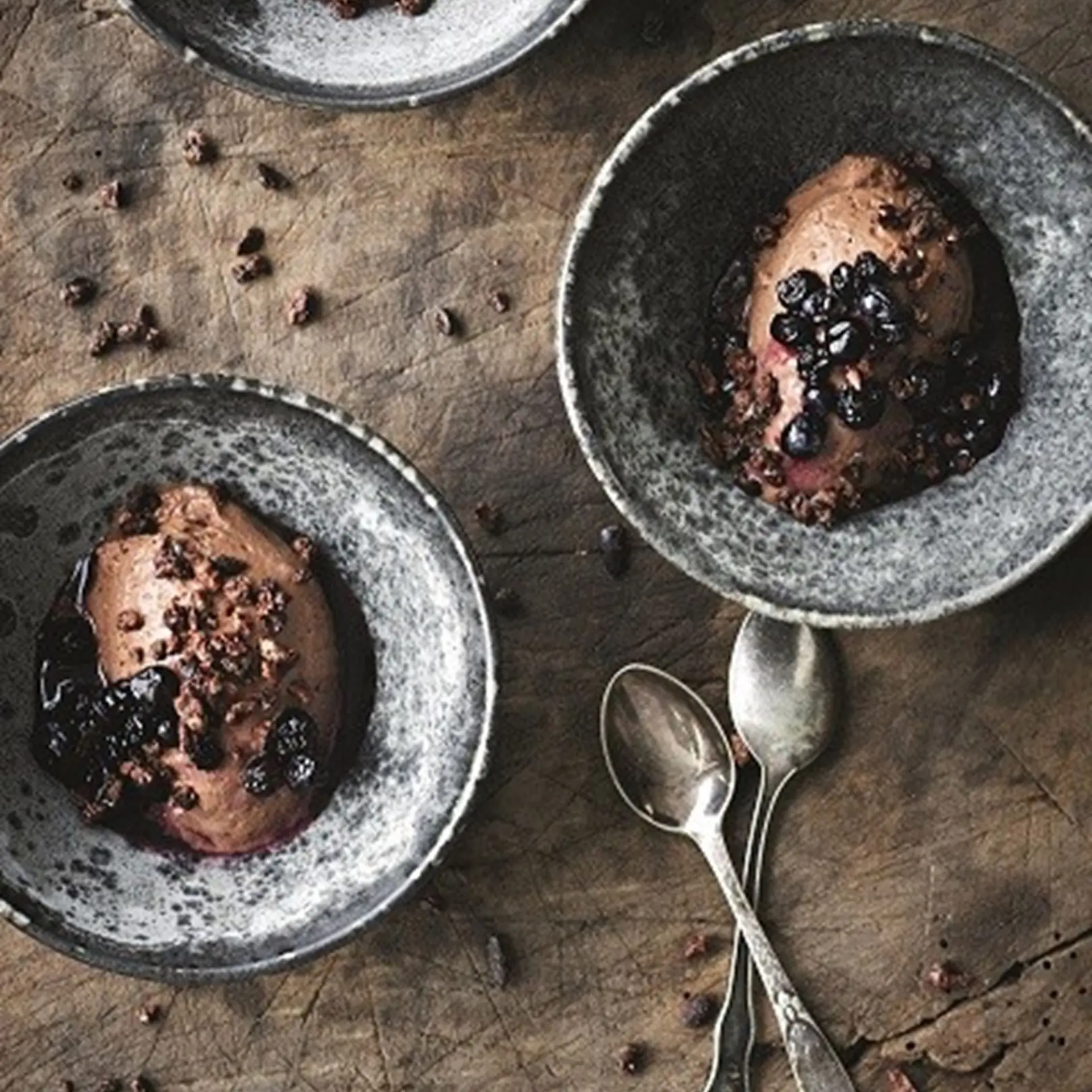 Chokolademousse med råsyltede blåbær og kakaonibs