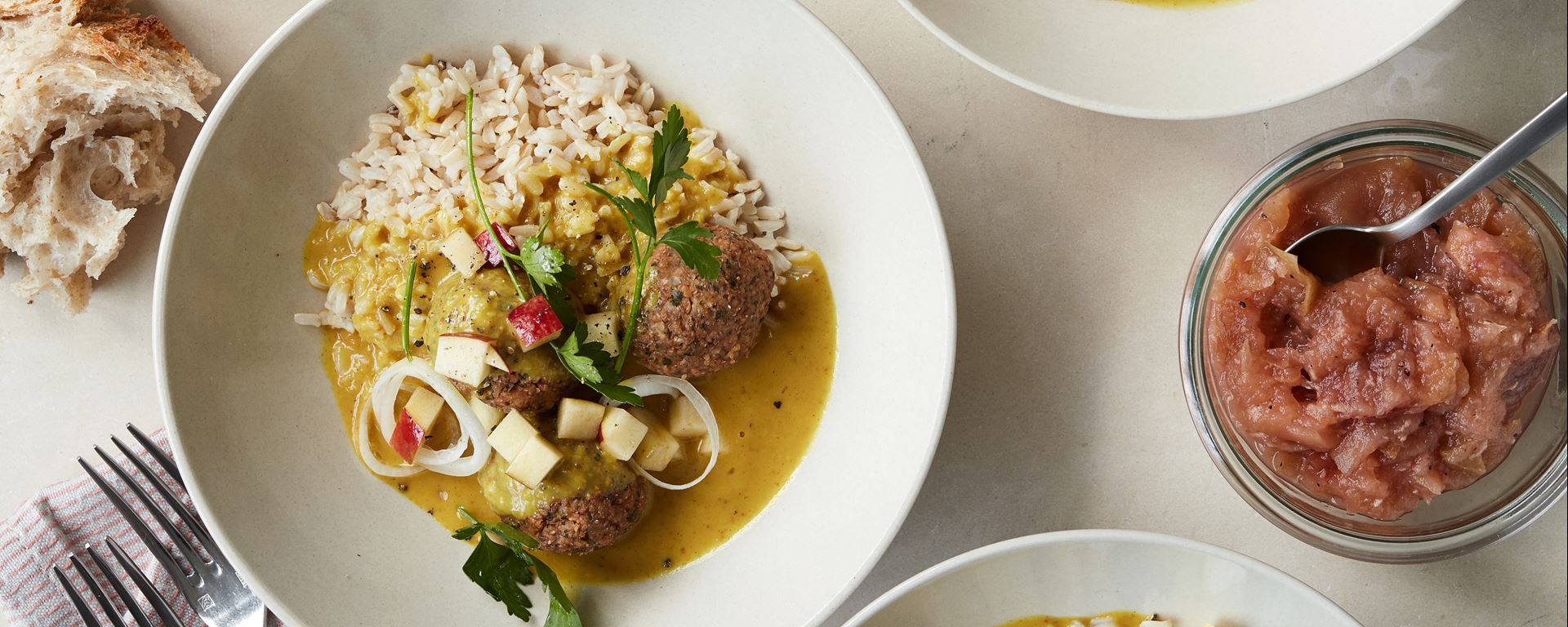 Boller i karry med linser og æbler