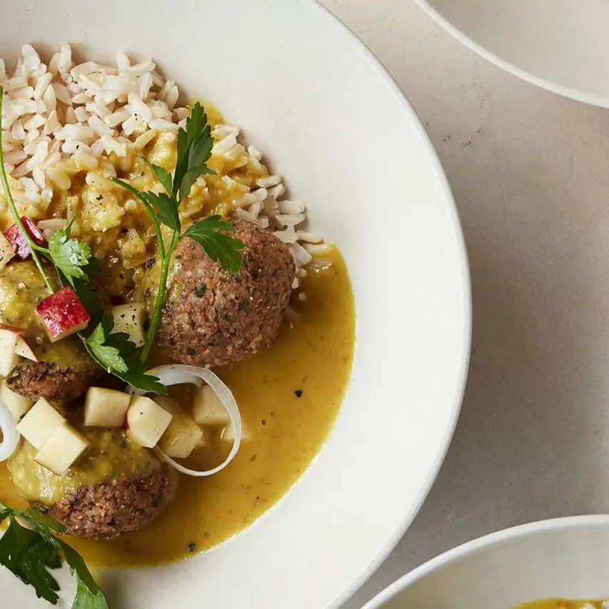 Boller i karry med linser og æbler