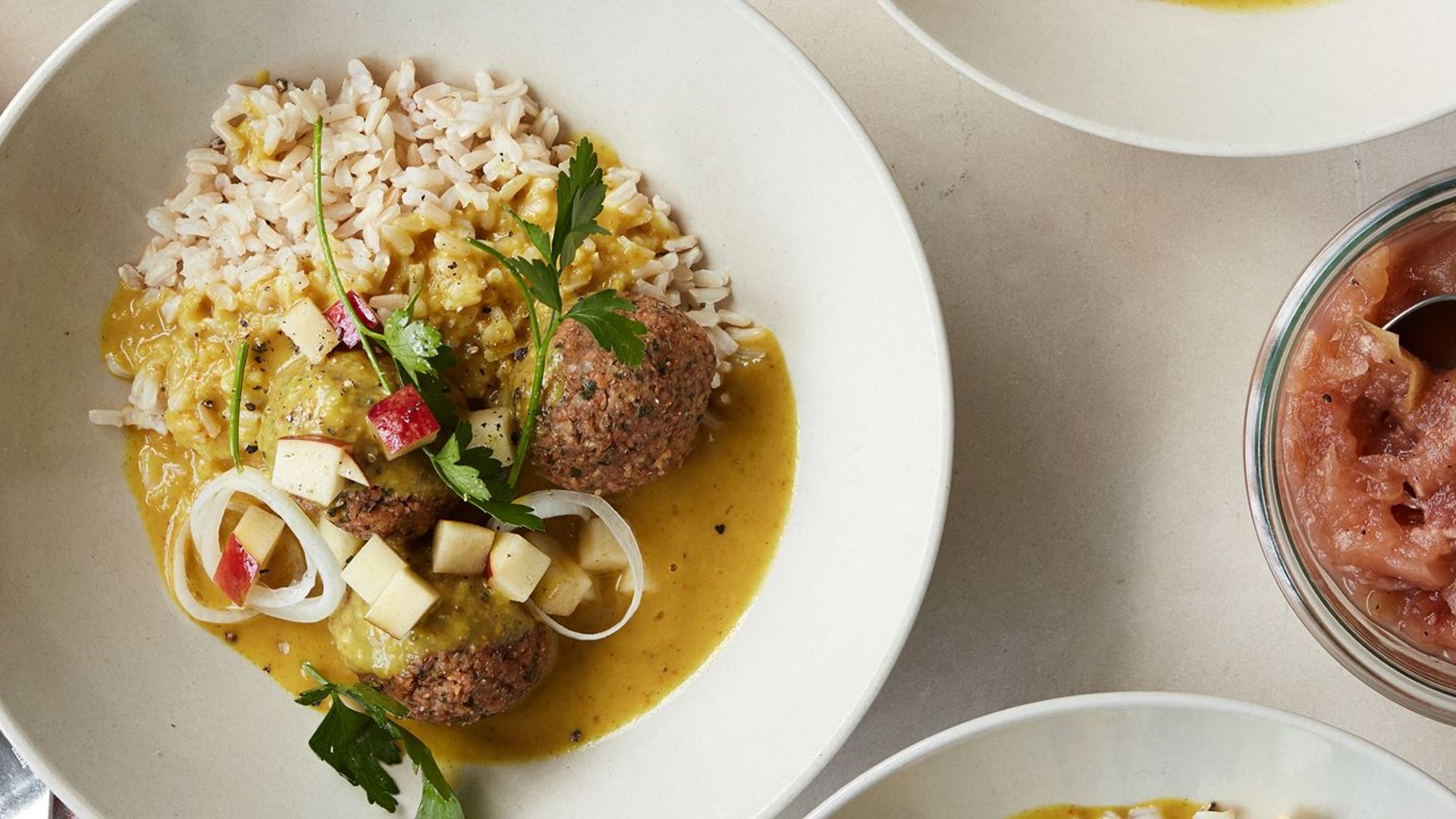 Boller i karry med linser og æbler