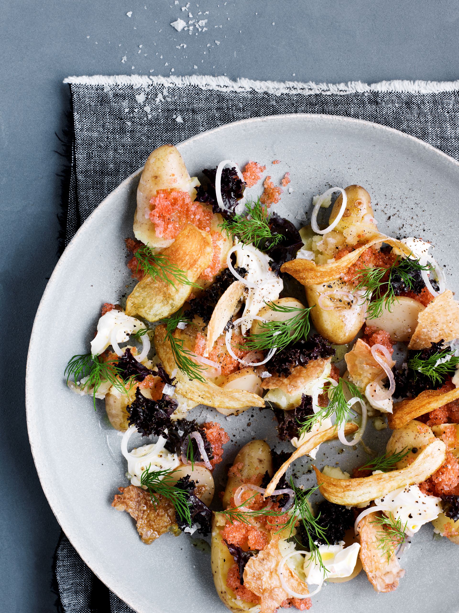 Aspargeskartofler og stenbiderrogn med sprødt kyllingeskind og rosa grønkål