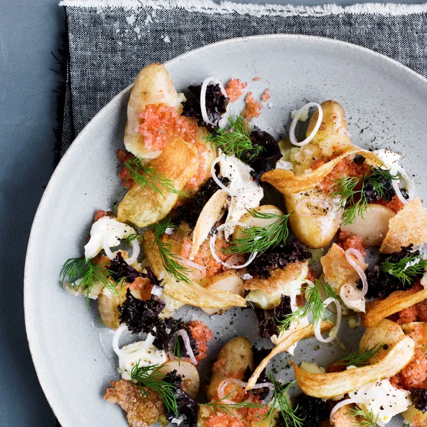 Aspargeskartofler og stenbiderrogn med sprødt kyllingeskind og rosa grønkål