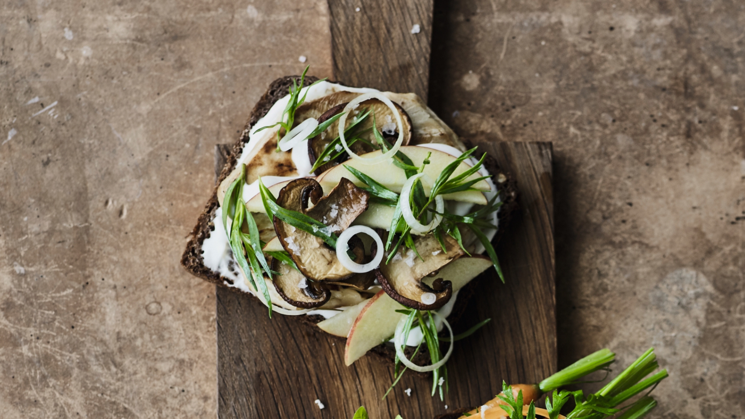 Saltbagt selleri på rugbrød med champignon, estragon og sommeræbler