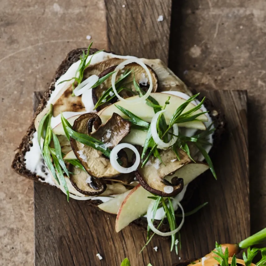 Saltbagt selleri på rugbrød med champignon, estragon og sommeræbler