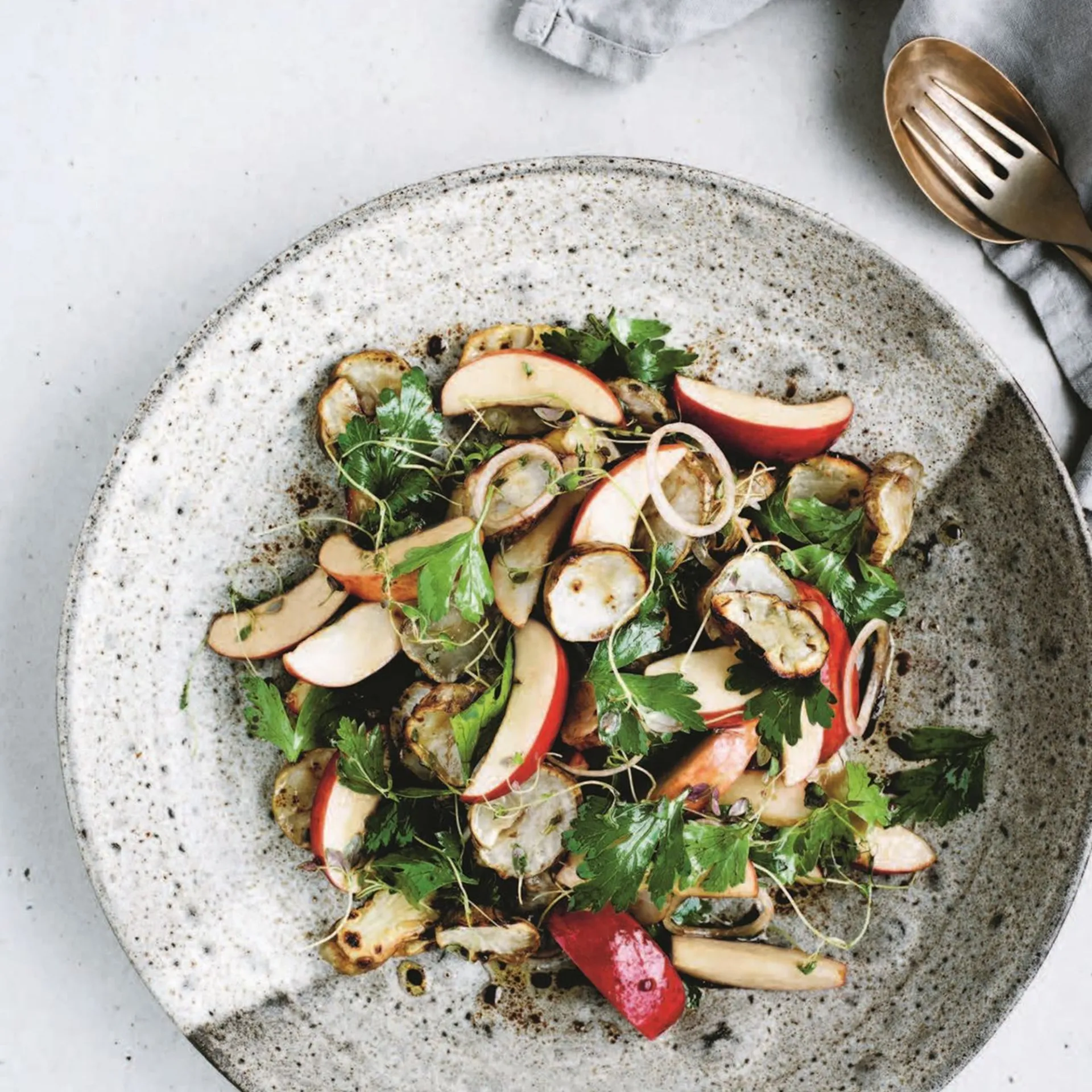 Salat af bagte jordskokker med æbler og balsamisk æbleeddike