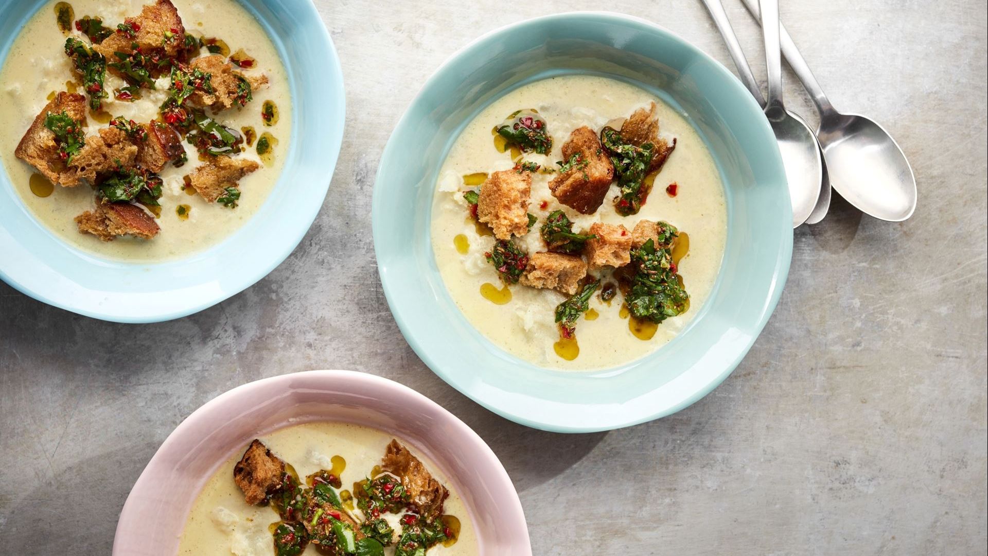 Cremet blomkålssuppe med grøn harissa