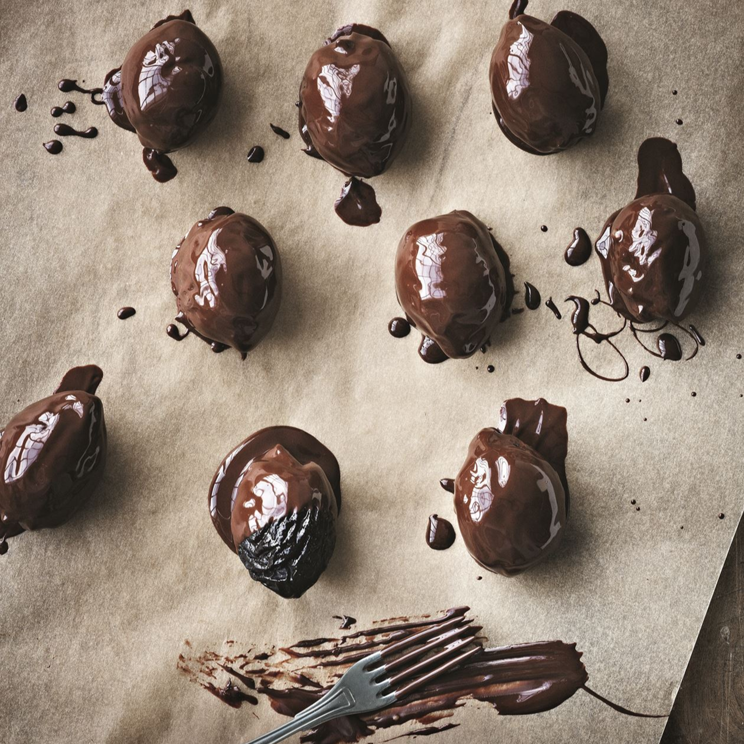 Fyldte svesker med marcipan og chokolade