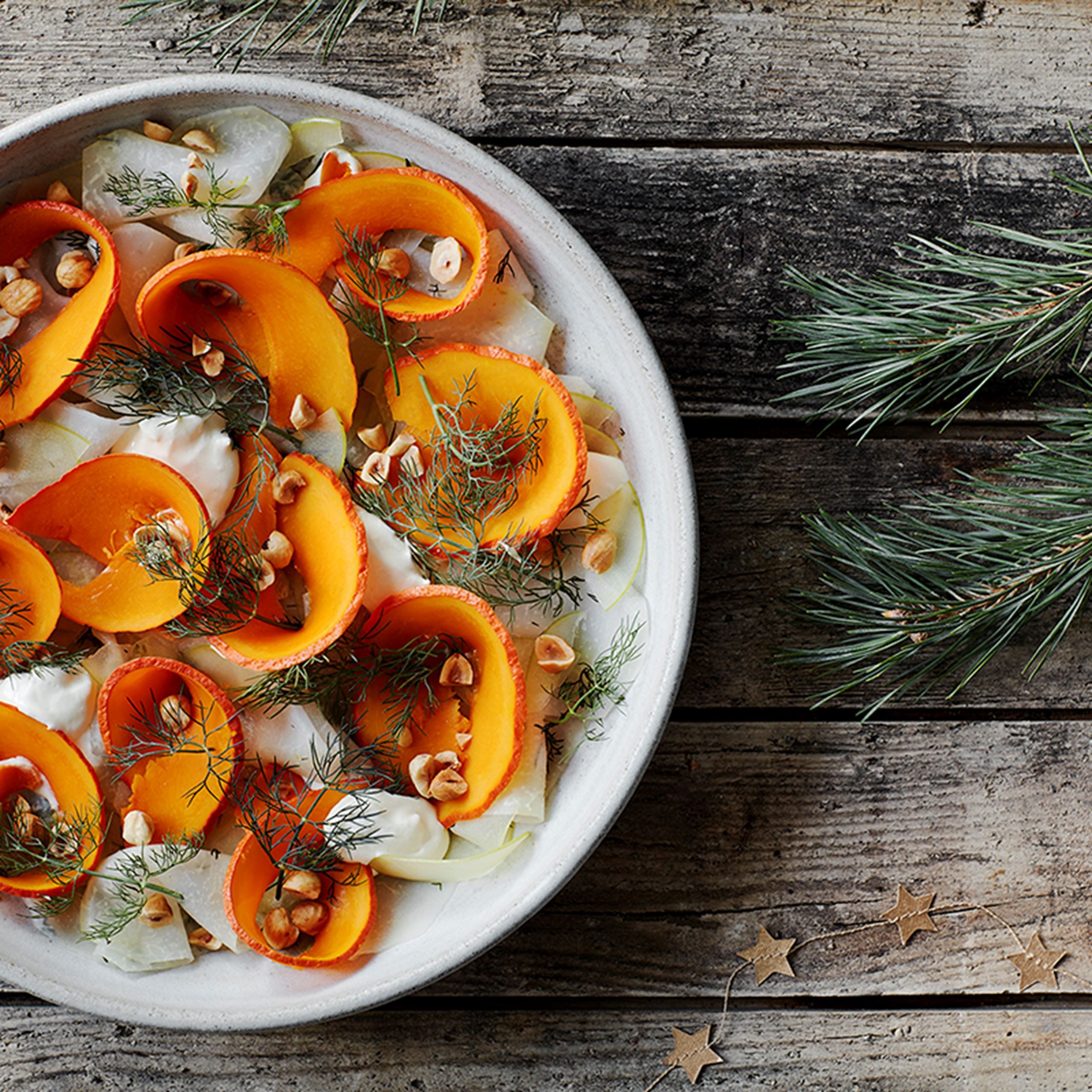 Koldrøget græskar med peberrodsfløde, glaskål og æbler