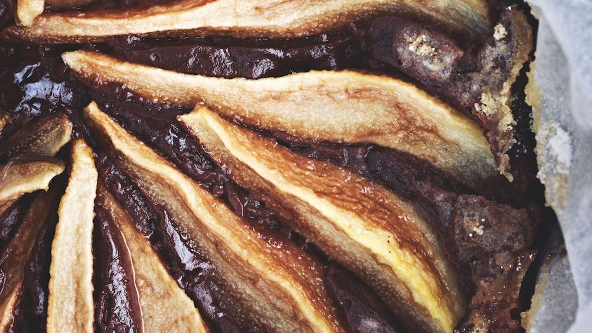 Chokoladekage med valnødder og pære