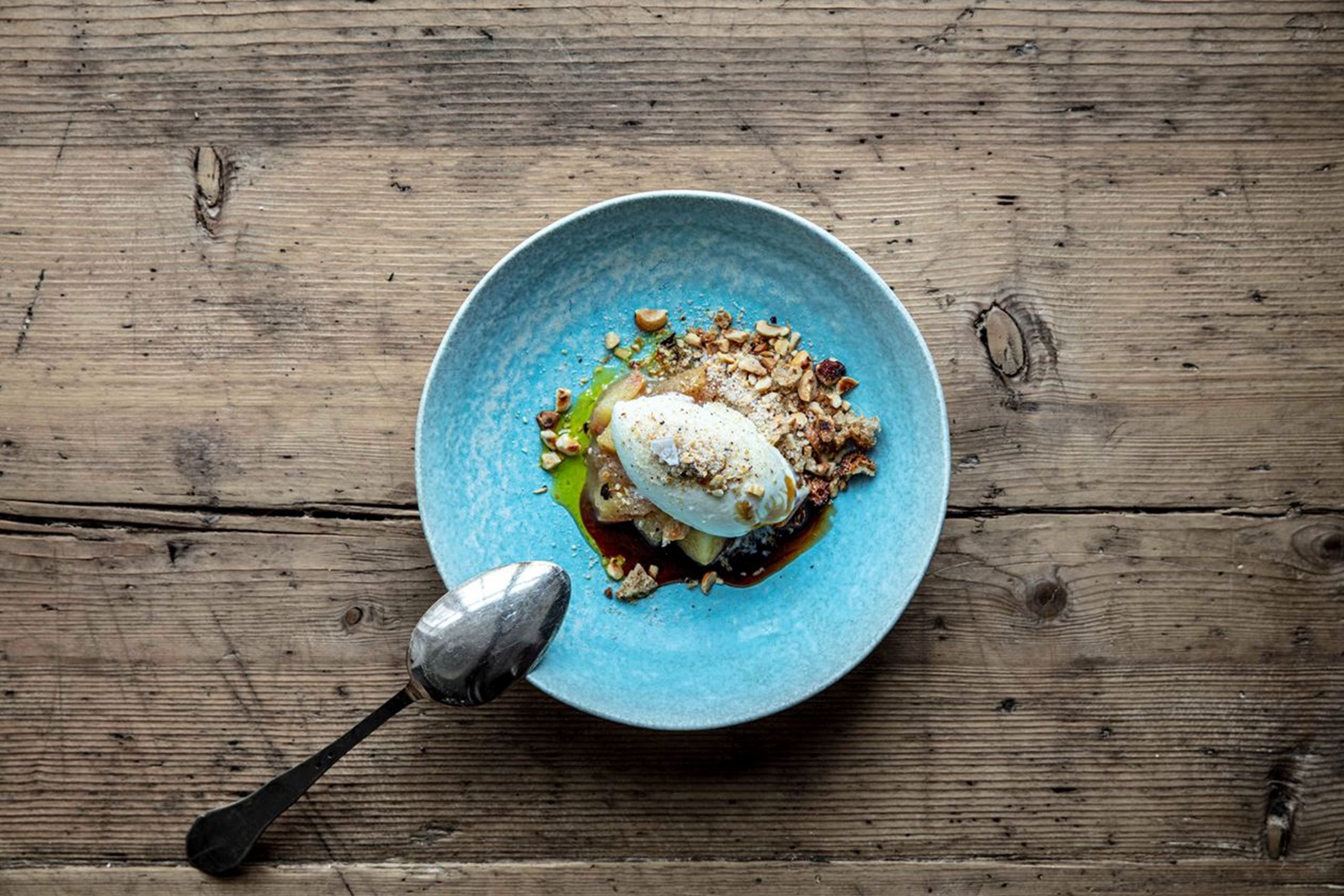 Is på rygeost med æblekompot og knas