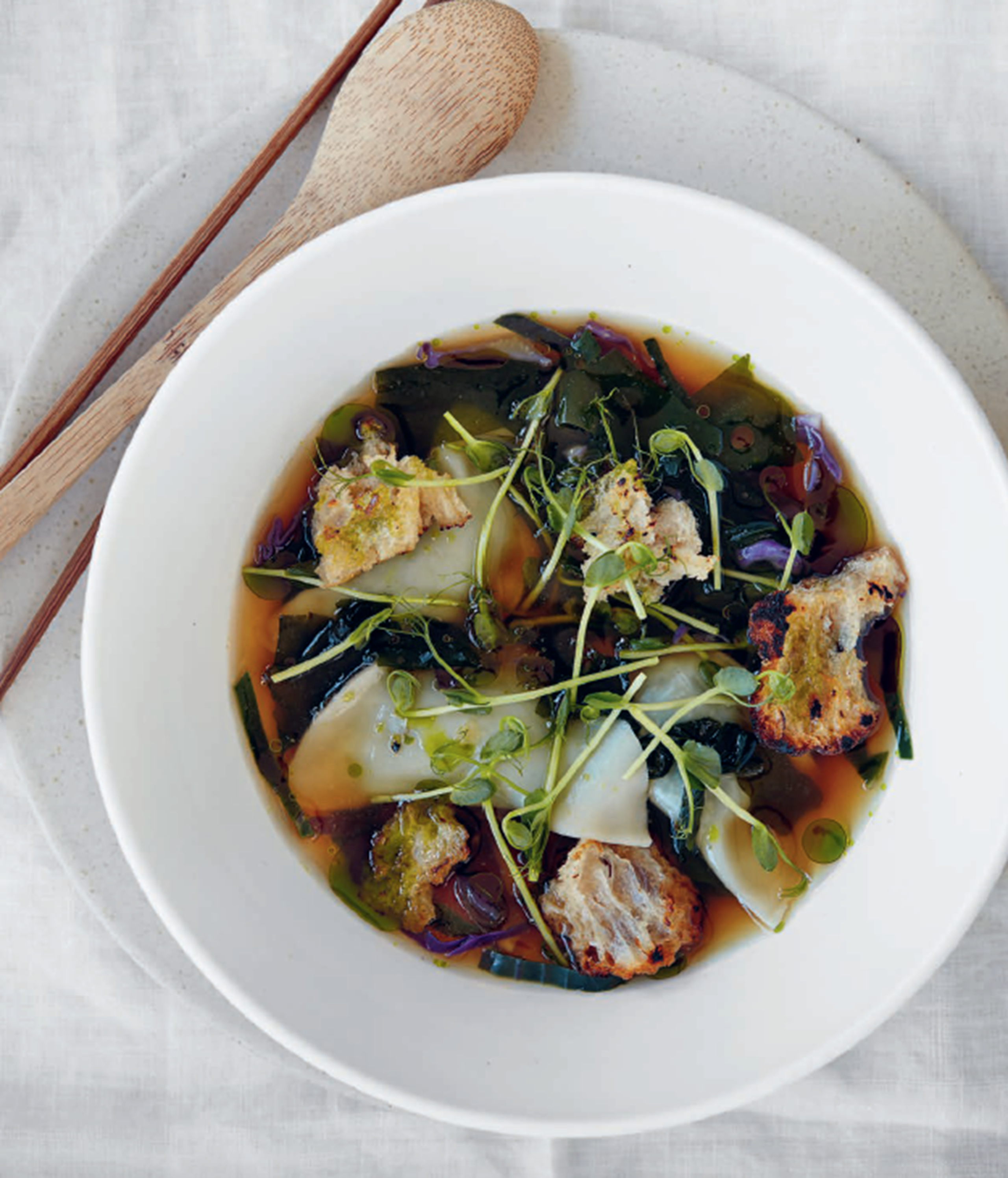 Smørbønnedumplings med spirulina i bouillon