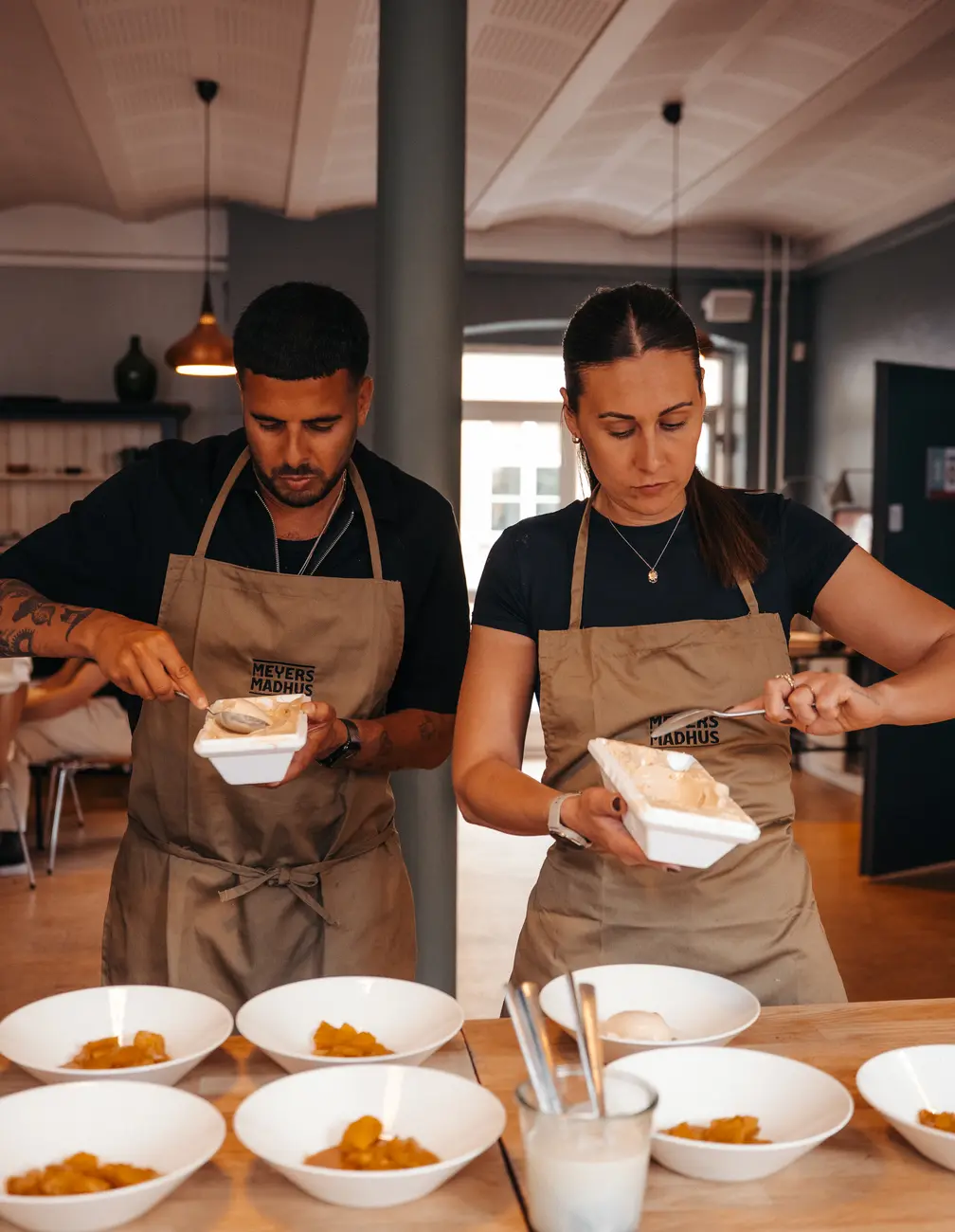 Kolleger laver mad sammen i Meyers Madhus