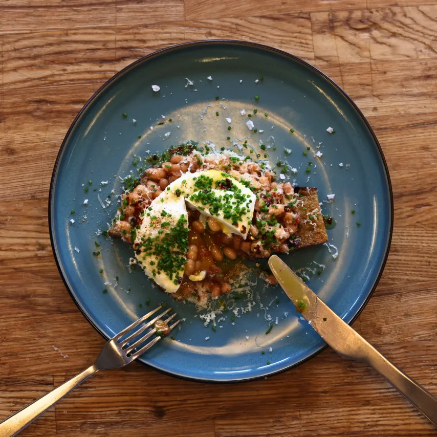Klassiske Baked Beans med pocheret æg og ost