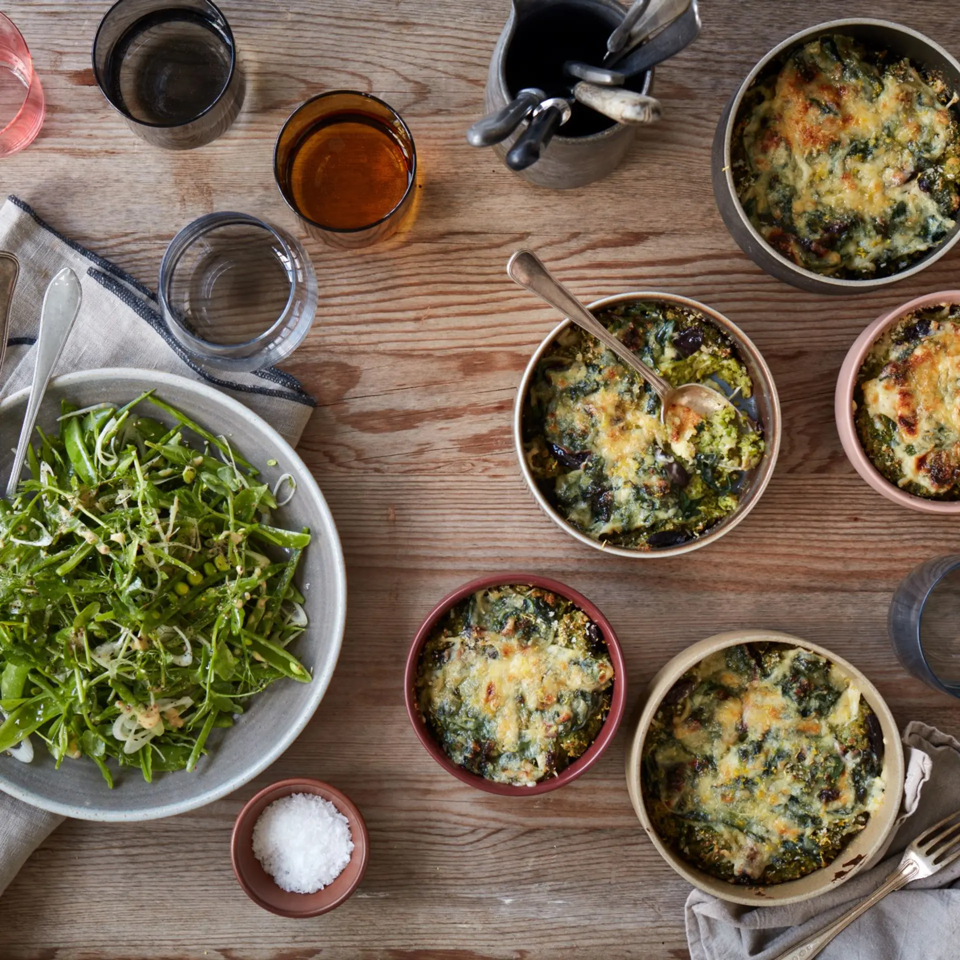 Gratineret hvidkål og hasselnøddefars i lag med frisk æble-kålsalat