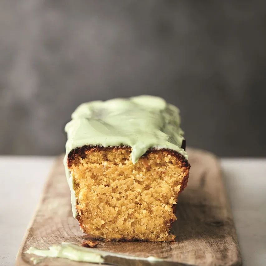 Glutenfri polentakage med estragonglasur