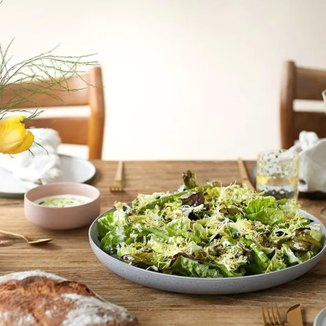 Grøn salat med grillede forårsløg grønne asparges sprød brødcrumble og mormordressing