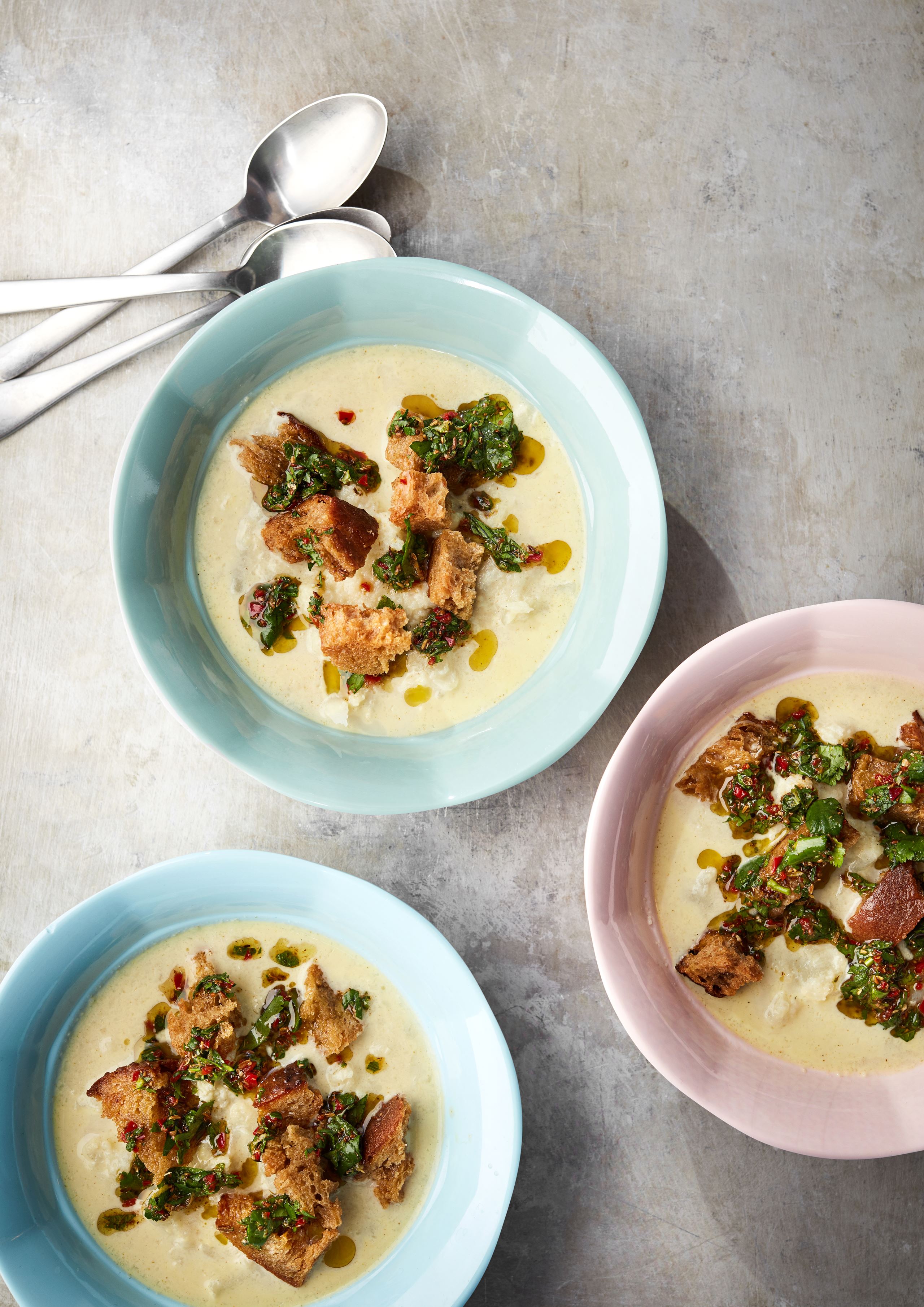 Cremet blomkålssuppe med grøn harissa