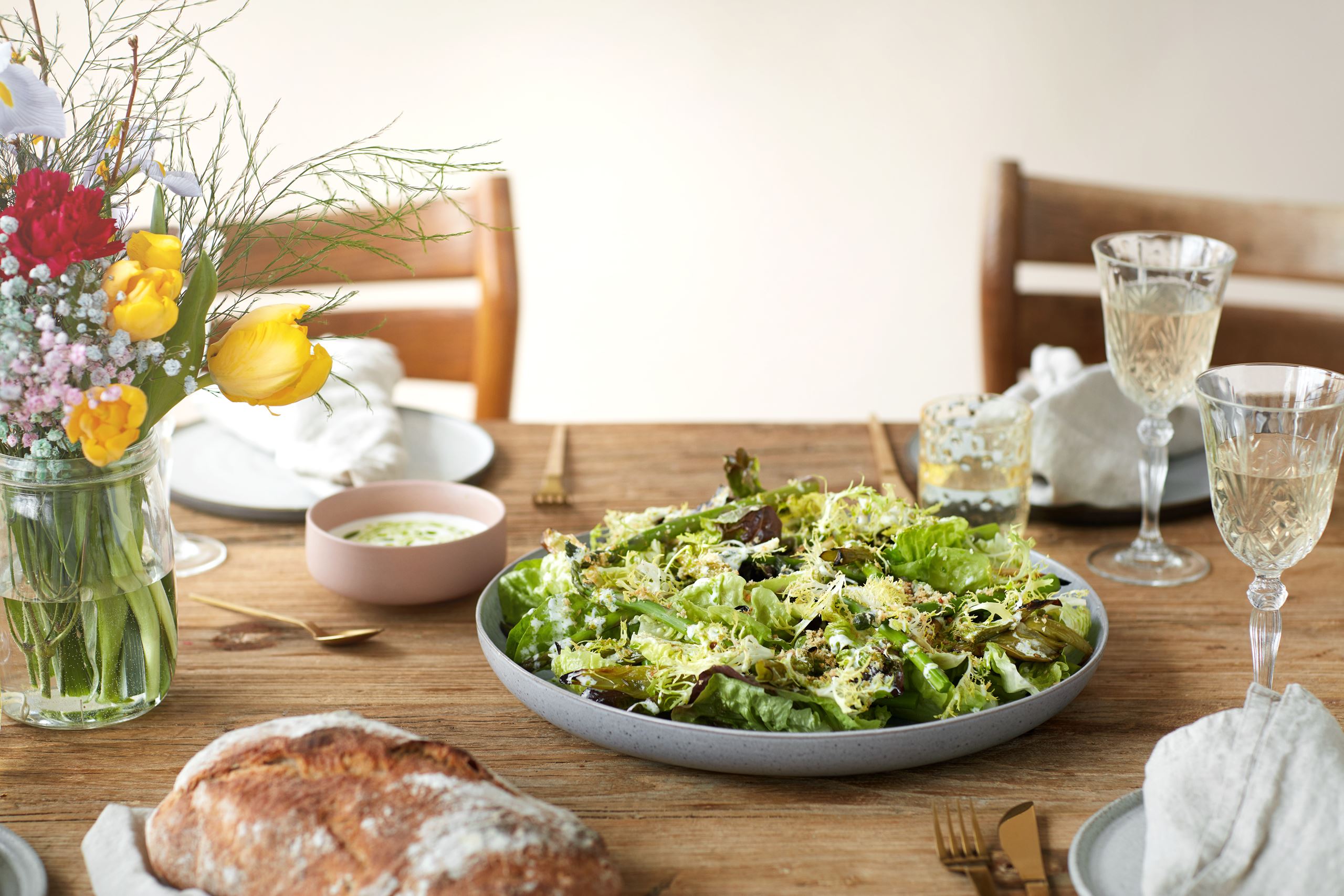 Grøn salat med sprød brødcrumble og mormordressing