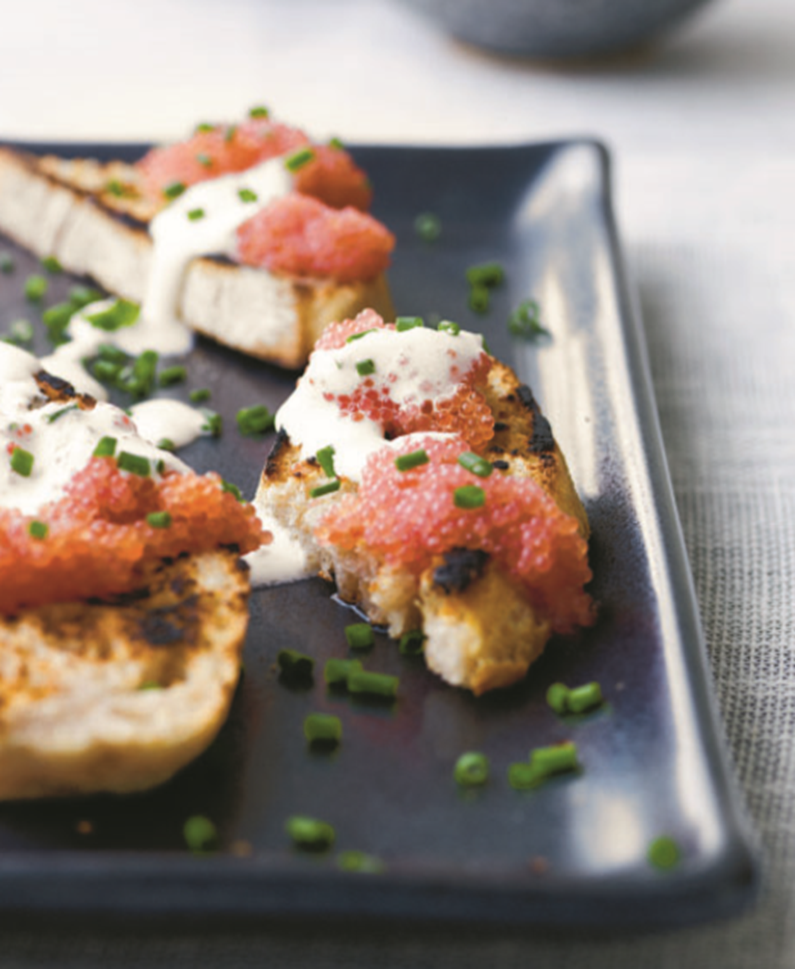 Stenbiderrogn med syrnet fløde på ristet brød