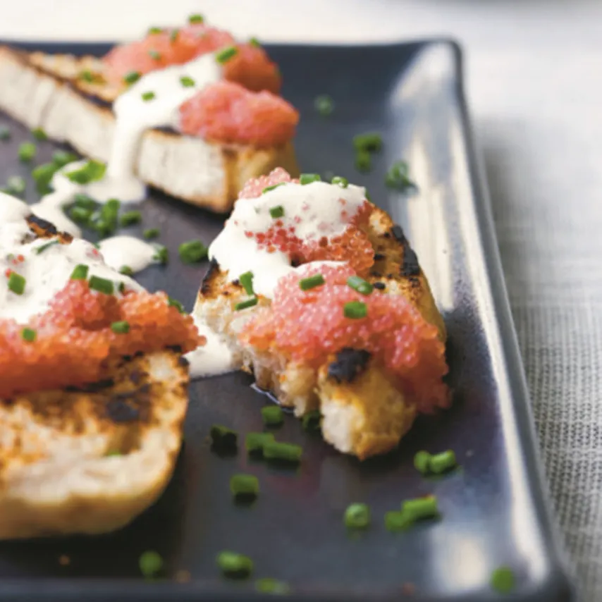 Stenbiderrogn med syrnet fløde på ristet brød