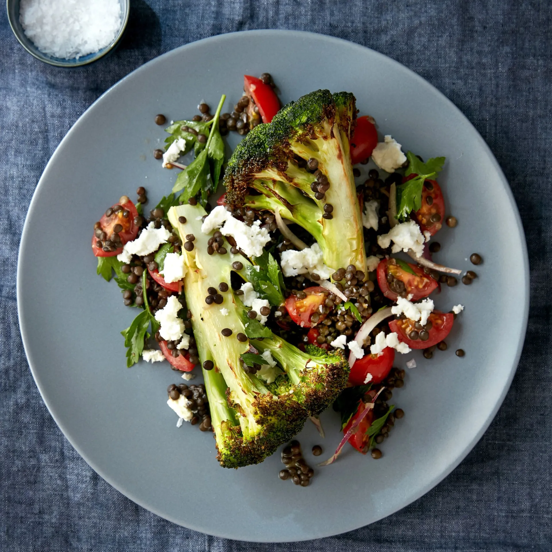 Salat af bagt broccoli med linser, tomater og feta