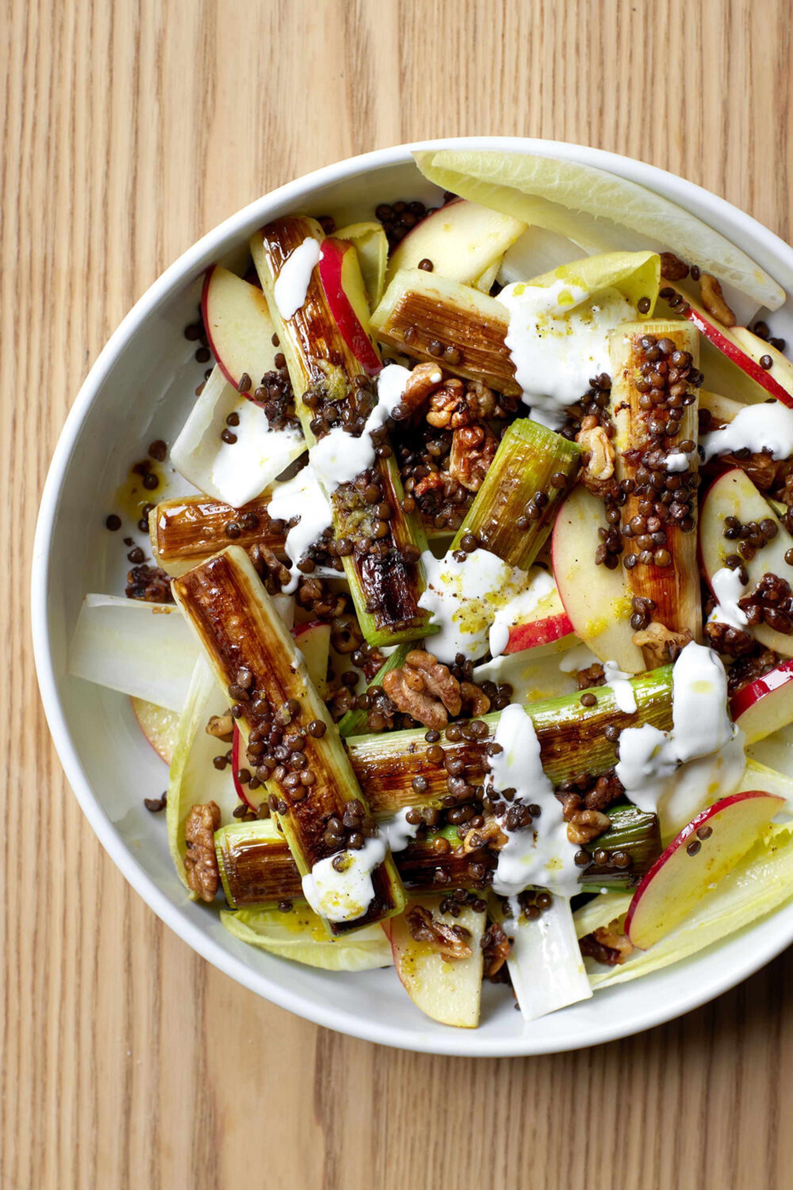 Linsesalat med stegte porrer, valnødder og fetacreme