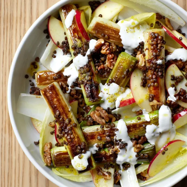 Linsesalat med stegte porrer, valnødder og fetacreme