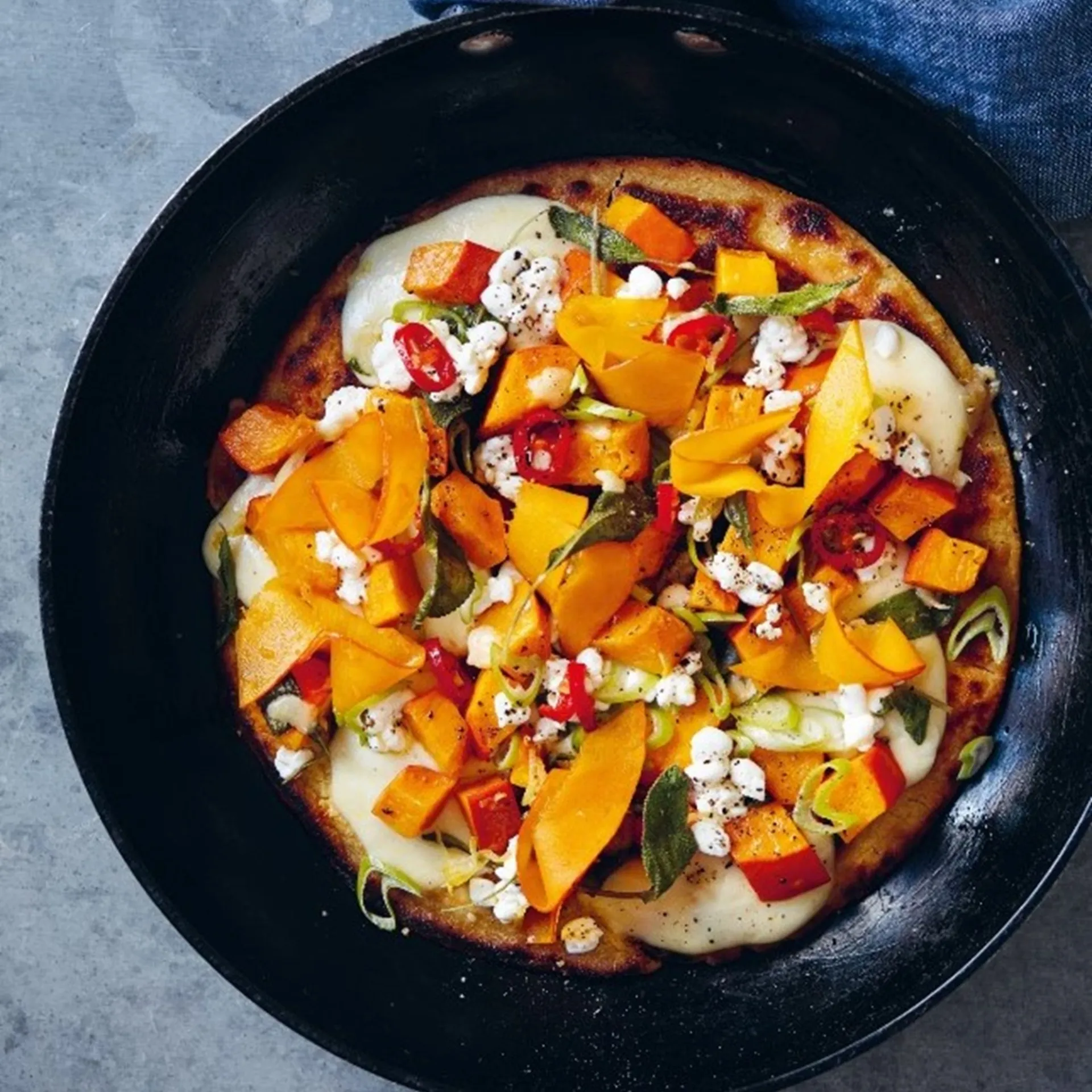 Kikærtepandekager med salviebagte og syltede græskar, mozzarella og hytteost