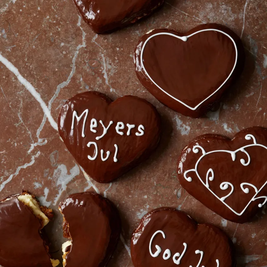 Honninghjerter med smørcreme og abrikoskompot