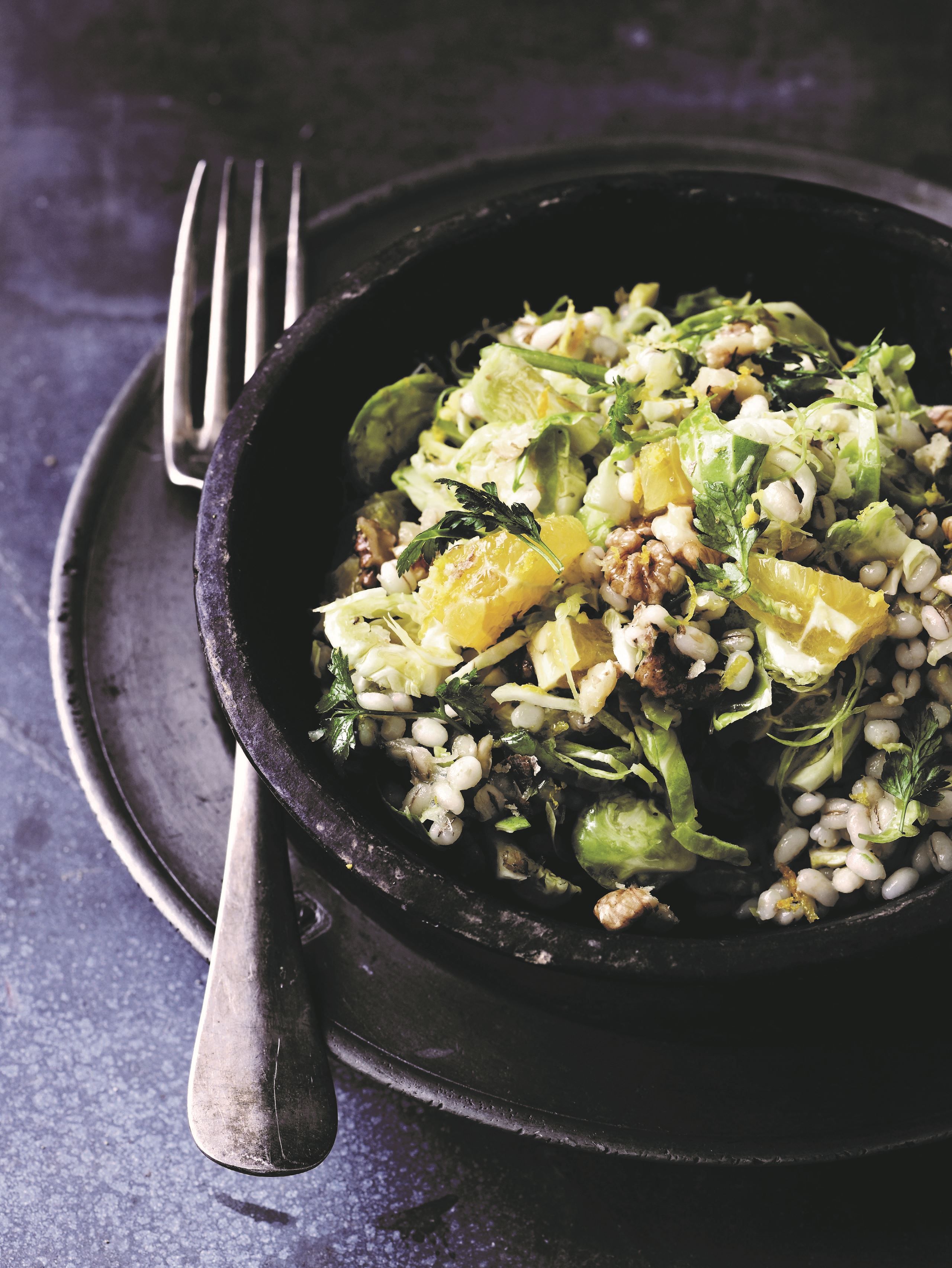 Sprød rosenkålsalat med appelsin og valnødder