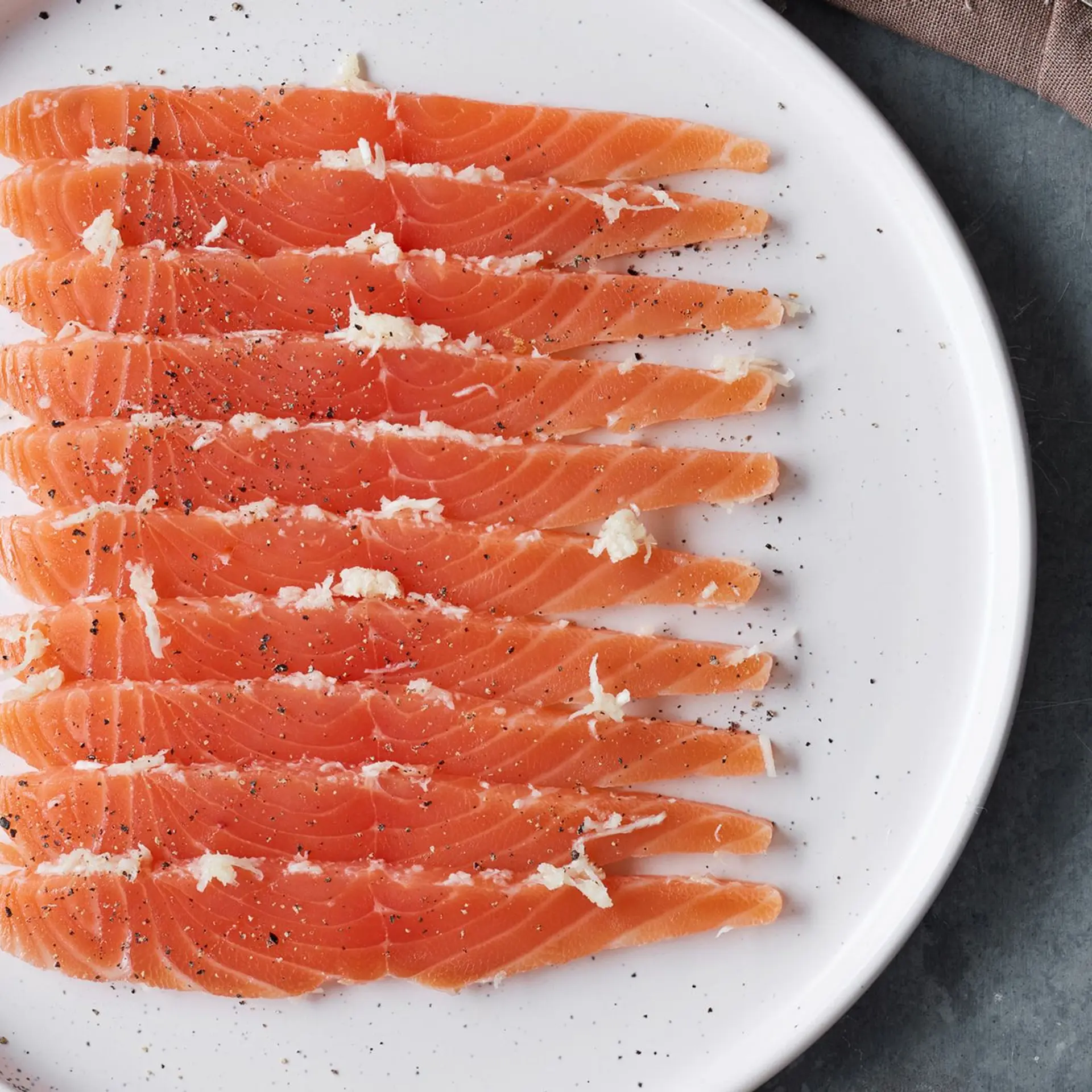 Peberrodsmarineret laks med fennikel syltet i Noilly Prat og appelsin