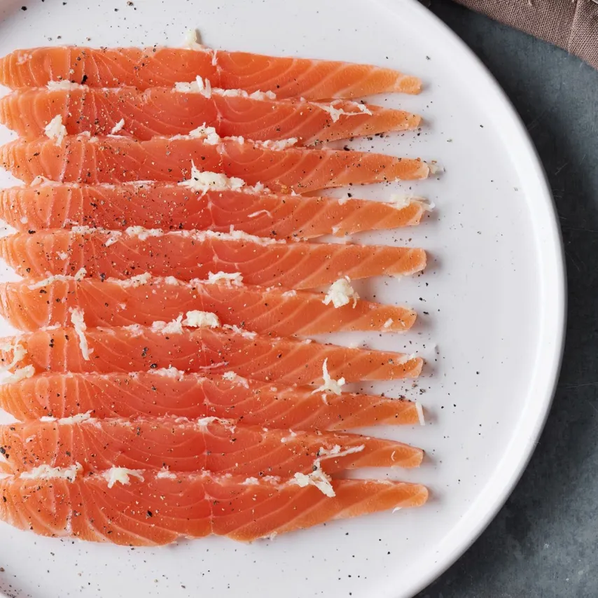 Peberrodsmarineret laks med fennikel syltet i Noilly Prat og appelsin